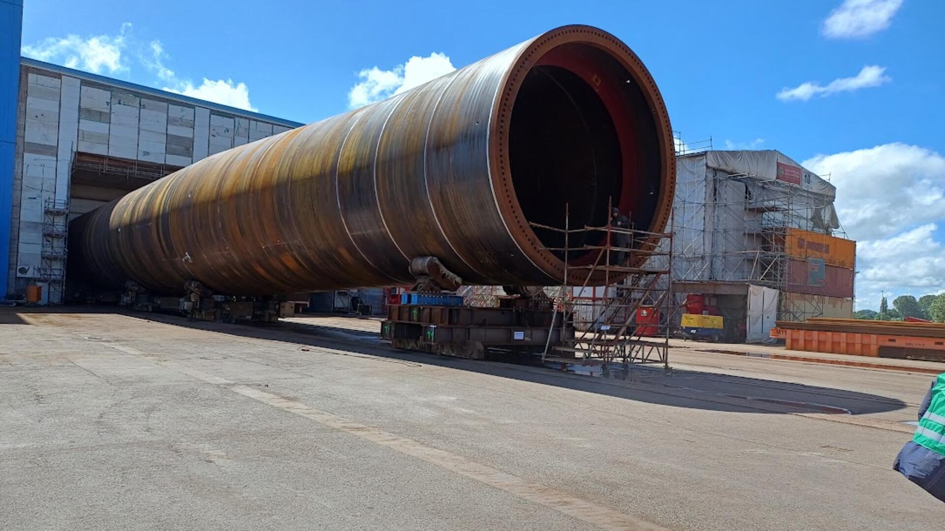 Gigantische Röhre kommt aus einer Halle.