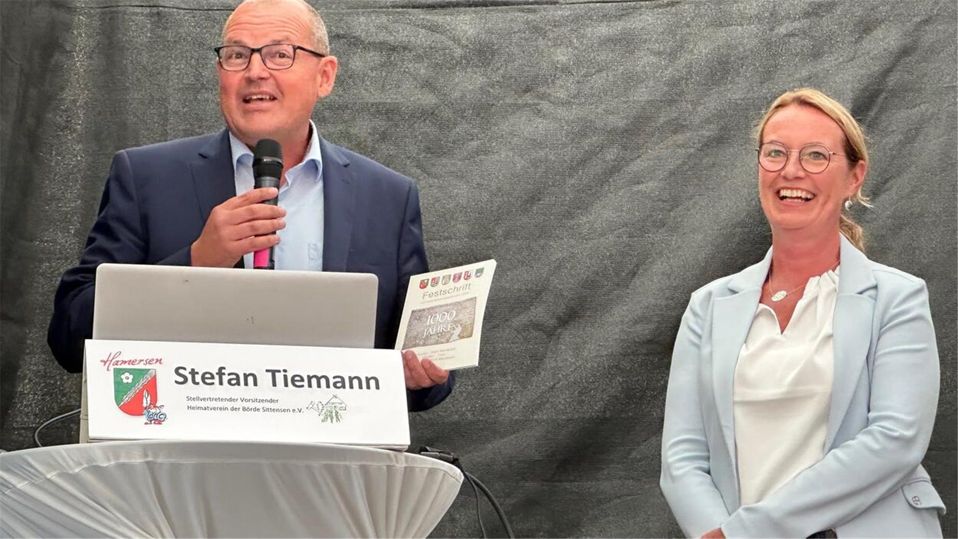 Stefan Tiemann und Esther Meyer-Biemold mit der Festschrift. 