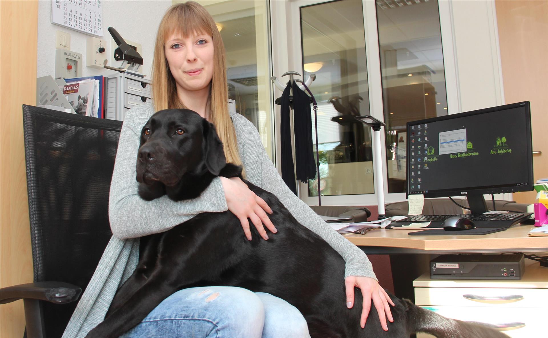 Stefanie Fröhlich ist froh, dass sie ihre Labradorhündin Luna mit zur Arbeit bringen kann. Der Vierbeiner ist der „Star“ in den Seniorenheimen in Lamstedt und Hechthausen.