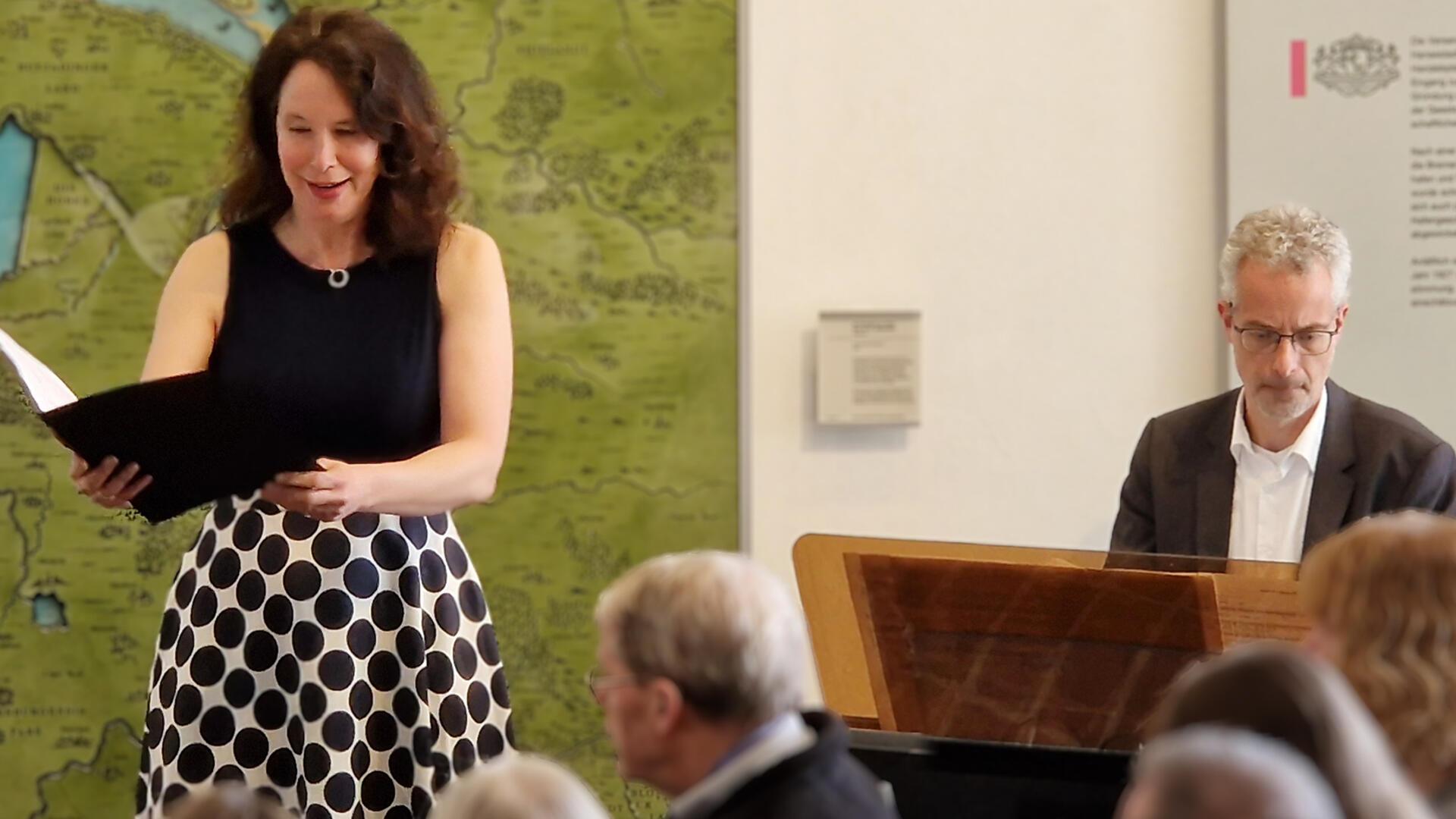 Stefanie Golisch und Jan-Hendrik Ehlers bei einem früheren Auftritt im Historischen Museum Bremerhaven.