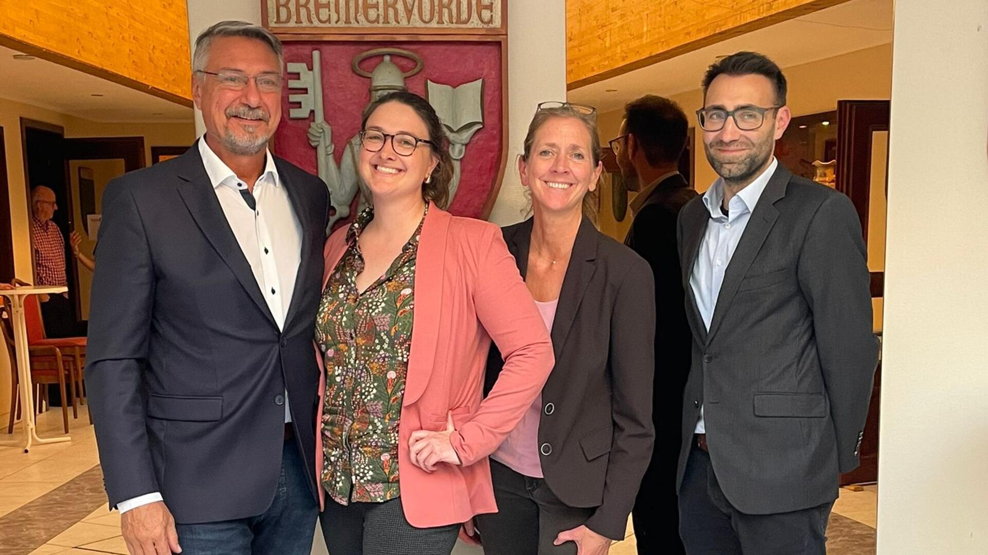 Stefanie Paap und Dr. Claudia Fries, Vorstand der Bezirksgruppe Stade des FVDZ, begrüßten den Landesvorsitzenden Dr. Markus Braun und das Bundesvorstandsmitglied Anne Szablowski in Bremervörde.