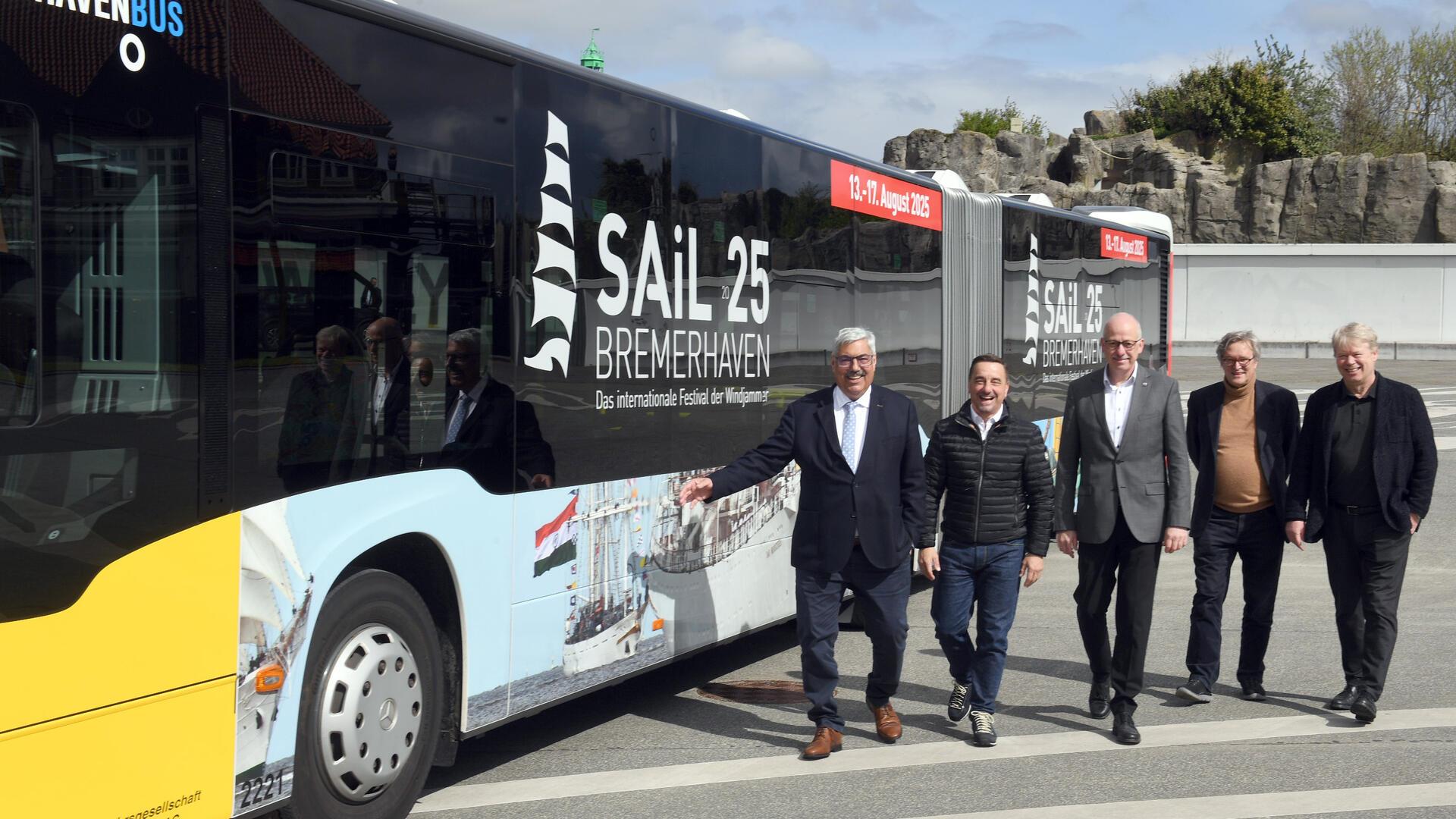 Stellten den mit der „Sail 2025“-Werbung beklebten Bus vor (von links): Oberbürgermeister Melf Grantz, Michael Gerber (Geschäftsführer Erlebnis), Stadtverordnetenvorsteher Torsten von Haaren, Robert Haase (Geschäftsführer Bremerhaven Bus) und Dr. Ralf Meyer (Sprecher Organisationskomitee Sail). 