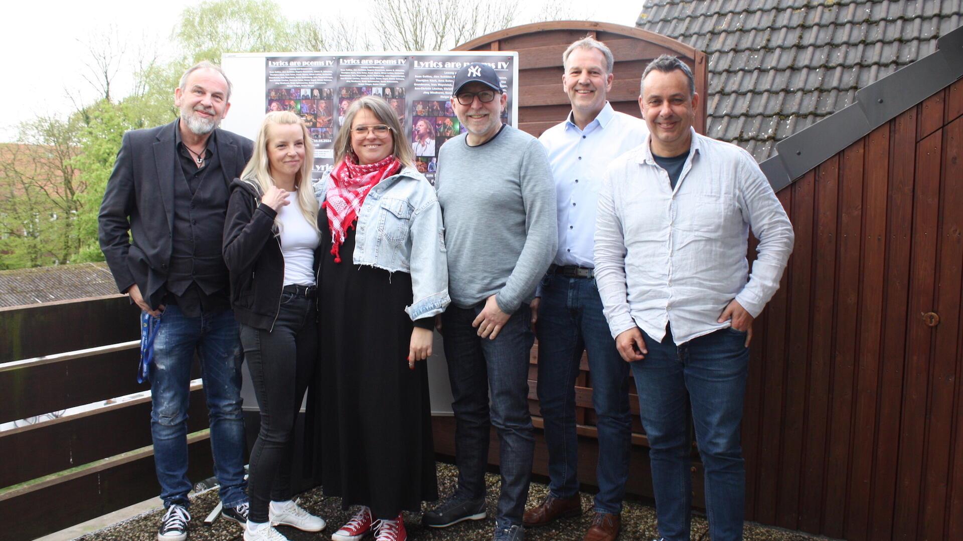 Stellten die Musikveranstaltung „Lyrics are Poems IV“ in der Feldhofhalle vor (von links): Organisator Detlev Fänger, Ann-Christin Lischer, Sarah Debusmann, Arne Suter, Bürgermeister Guido Dieckmann und Oliver Lottke. Foto: Kistner