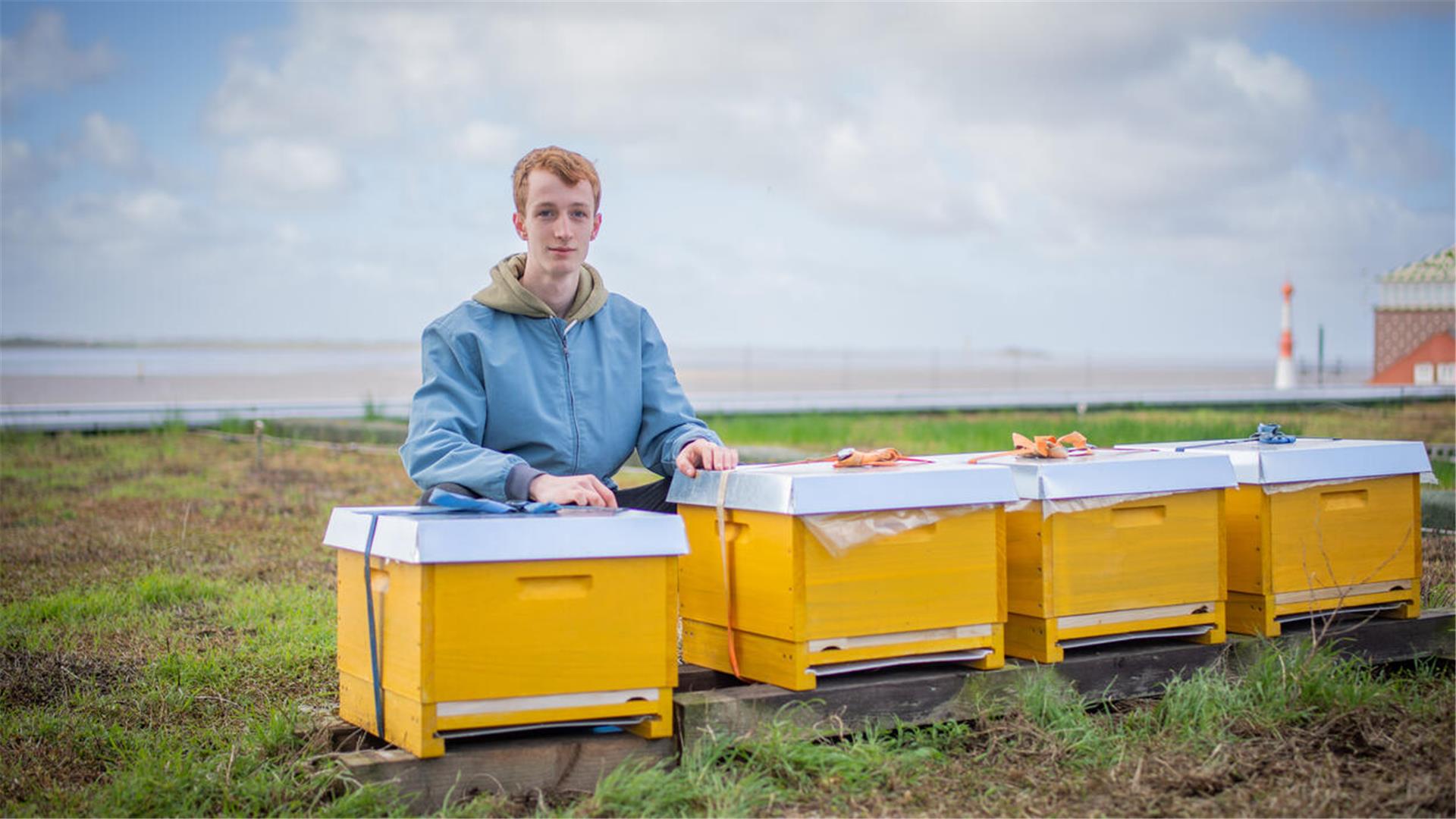 Stena Luca Broers mit Bienenkästen