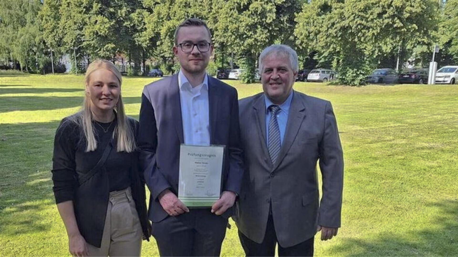 Stephan Tampke (Mitte) mit Madeleine Krämer und Jan Bornemann von der Molkerei Lamstedt, nach dem erfolgreichen Abschluss seiner Ausbildung.