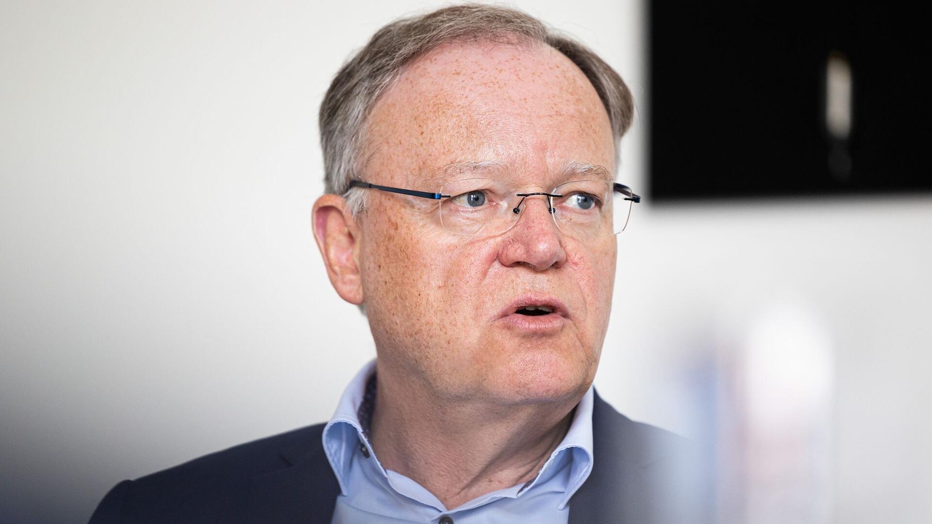 Stephan Weil (SPD), Ministerpräsident von Niedersachsen, sitzt in seinem Büro in der Staatskanzlei bei einem Interview mit der Deutschen Presse-Agentur.