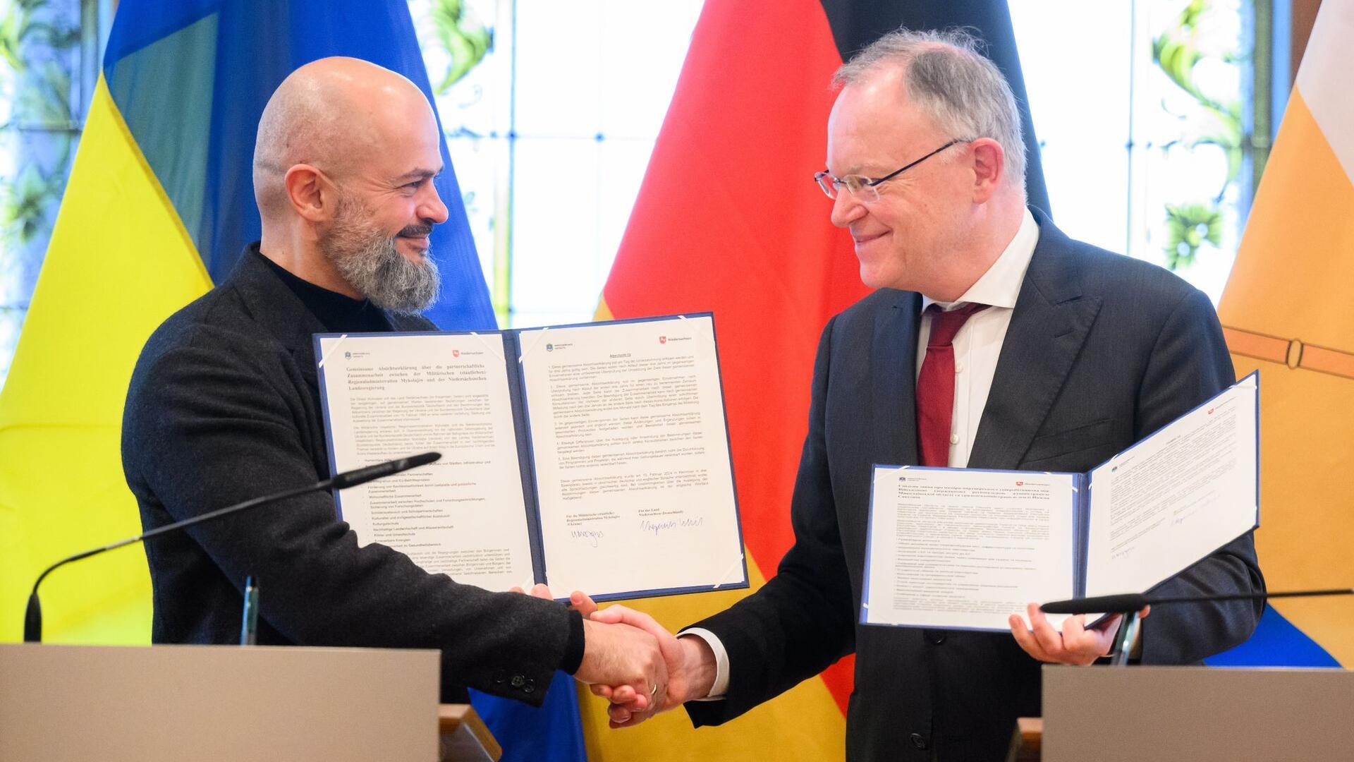 Stephan Weil (r, SPD), Ministerpräsident Niedersachsen, und Mykola Marinov, stellvertretender Gouverneur der Oblast Mykolajiw in der Ukraine, unterzeichnen ein Partnerschaftsabkommen im Gästehaus der niedersächsischen Landesregierung.