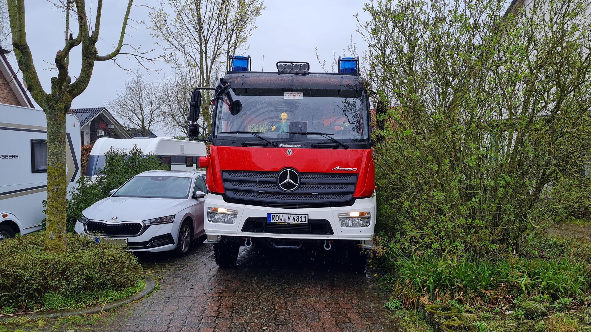 Stets eine Rettungsgasse für Rettungsfahrzeuge freizulassen gilt auch vor der Haustür.