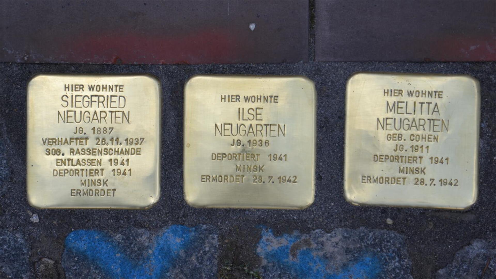 Stolpersteine für die in Minsk ermordeten Siegfried, Melitta und ihre Tochter Ilse Neugarten.