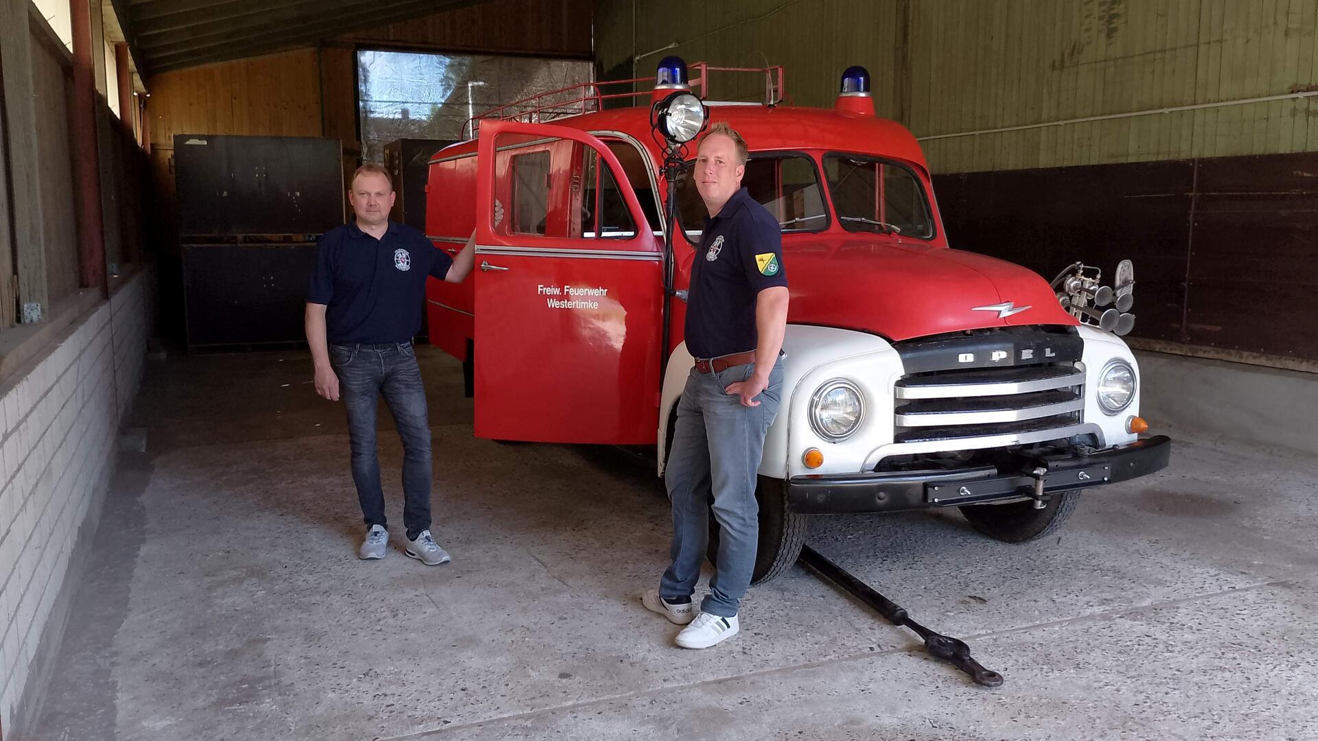 Zwei Männer, ein Feuerwehrauto