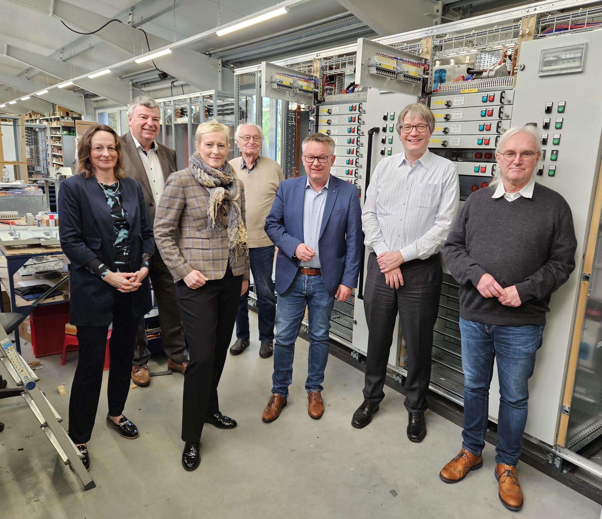 Strahlende Gesichter bei der Betriebsbesichtigung (von links): Kerstin Heins (Wirtschaftsförderung Landkreis Cuxhaven), Christoph Lübken (Geschäftsführer Sitte Schaltanlagen), Katja Link (Leiterin der Wirtschaftsförderung), Firmengründer Herbert Sitte, Bürgermeister Andreas Wittenberg, Geschäftsführer Dr. Bernd Sitte und Markus Blenkers (Wirtschaftsförderung Landkreis Cuxhaven).