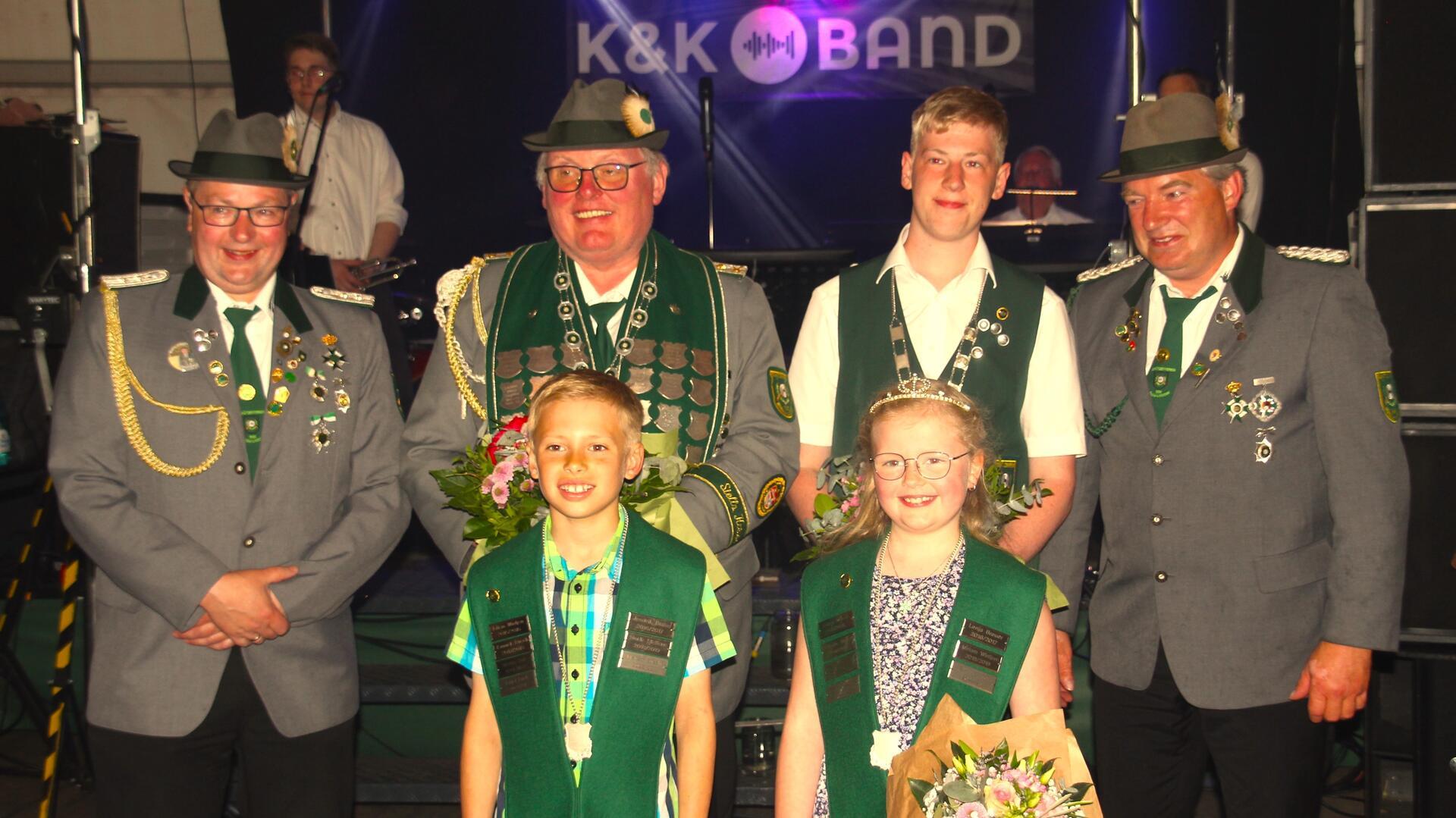 Strahlende Gesichter nach einem stimmungsvollen Schützenfest: Reinhold Wintjen (von links), Uwe Dankers, Kilian Wintjen, Michael Brandt sowie Niklas Börger (vorne) und Maya Busch.