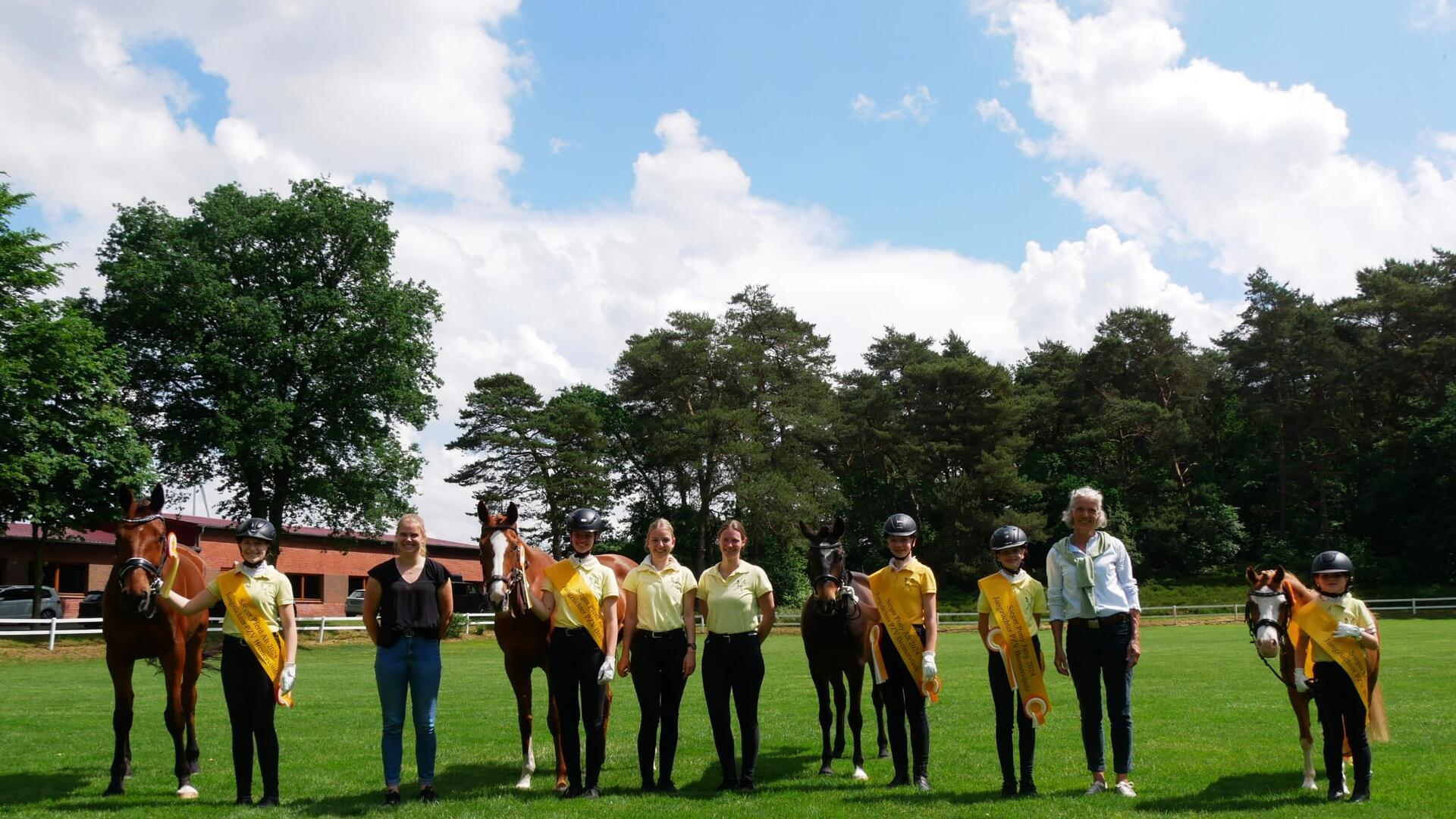 Strahlende Siegerinnen bei bestem Wetter: Celina Lafrenz (von links), Richterin Madeleine Hollmann, Lea Borgfeldt, die Jugensprecherinnnen Jana Ehrichs und Bea Kattau, Malou Hoffmann, Amalia Grotheer, Richterin Ira Hagemann und Marle Suhr.