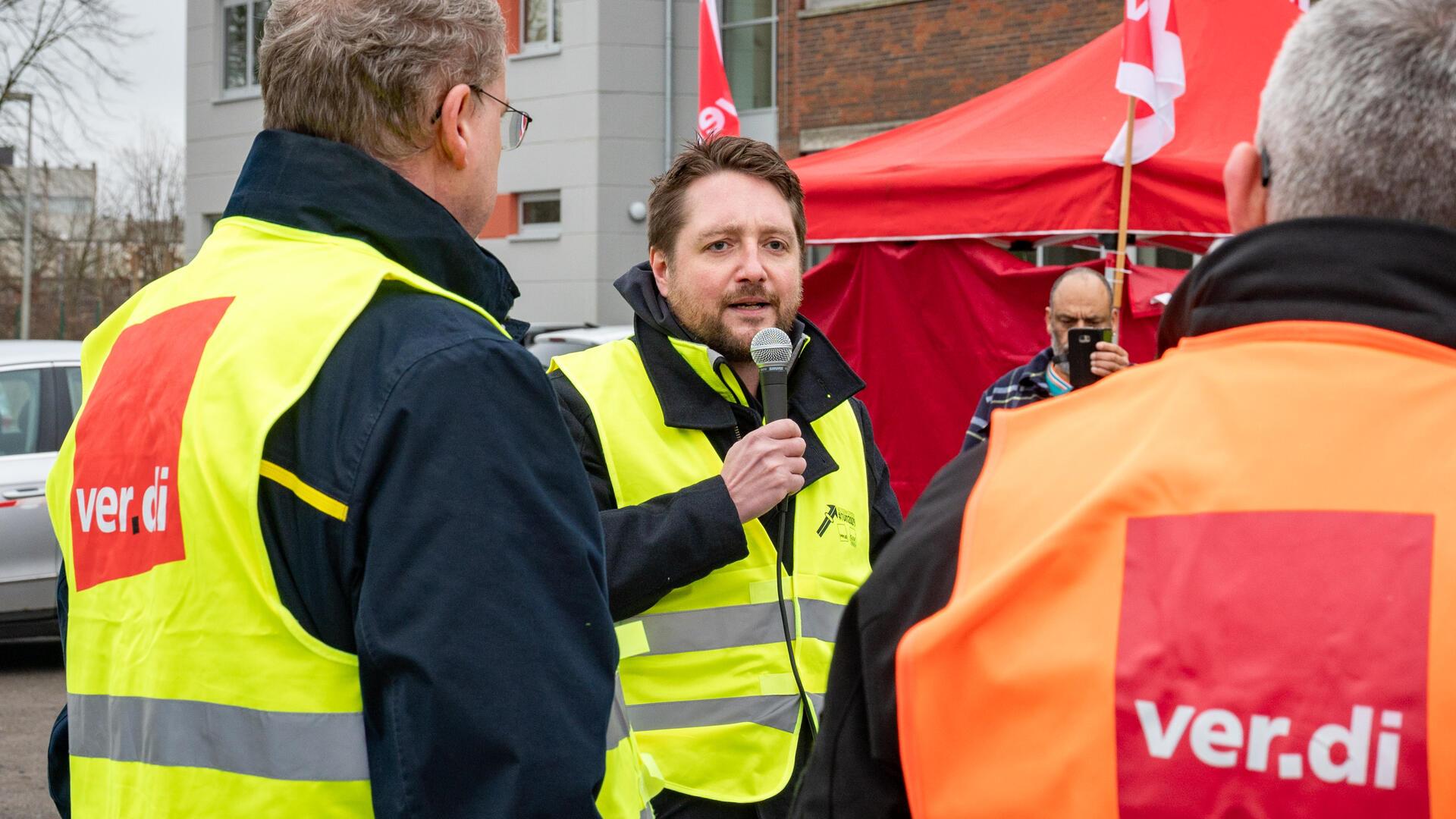 Streik-Kundgebung von Bremerhaven Bus an der Hexenbrücke in Bremerhaven. Franz Hartmann berichtet vom Stand der Dinge.