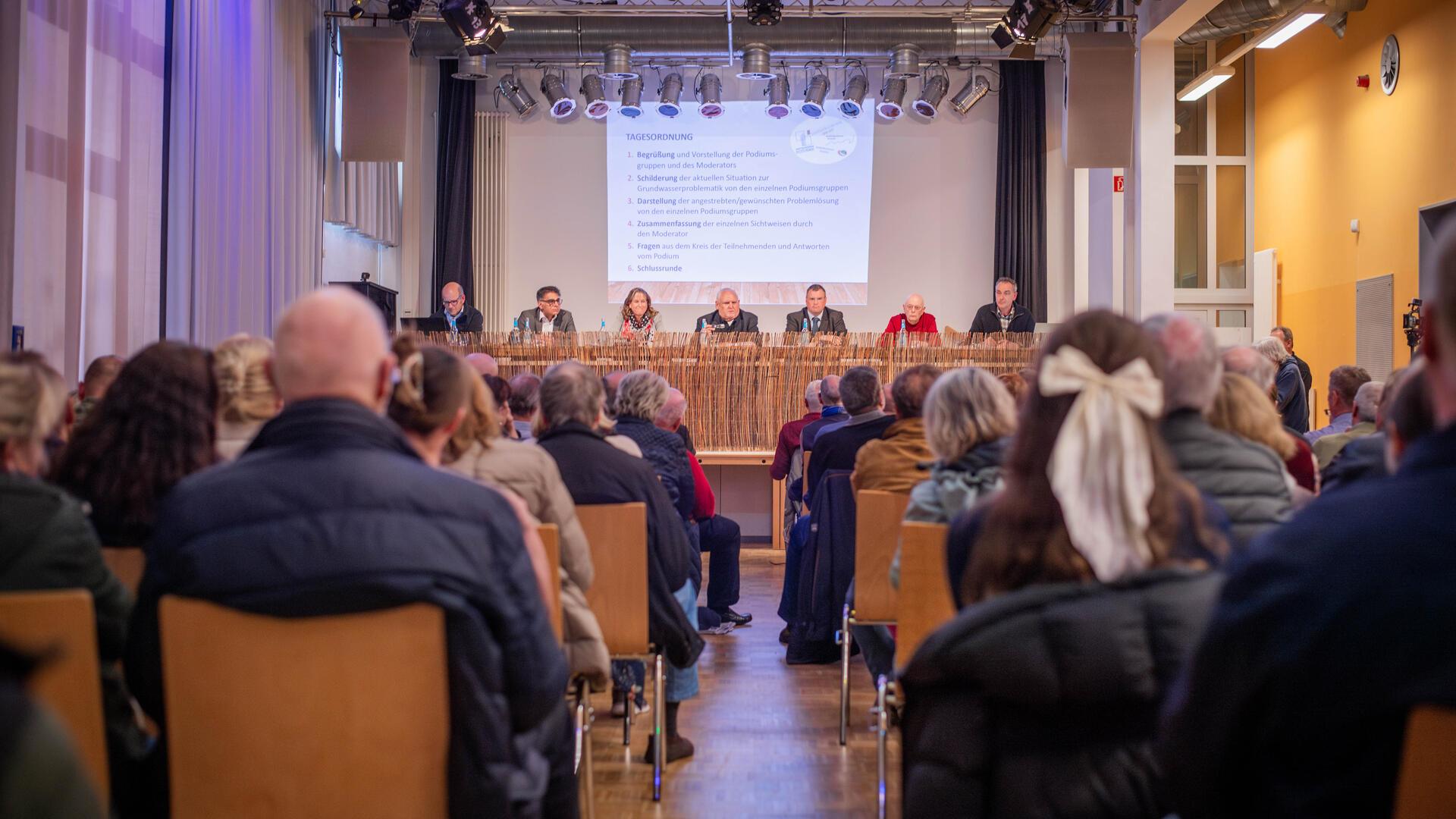 Streitthema Grundwasser: Im voll besetzten Dienstleistungszentrum Grünhöfe wurde heiß diskutiert.