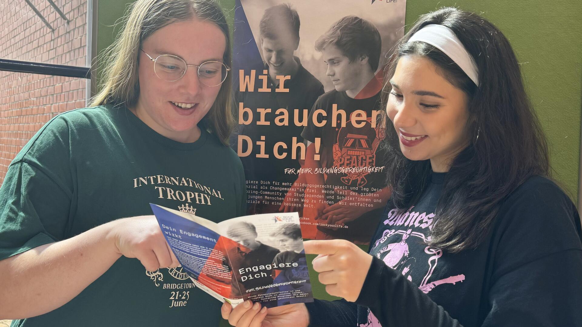 Studentin Zeliha Cubukcu (rechts) im Gespräch.