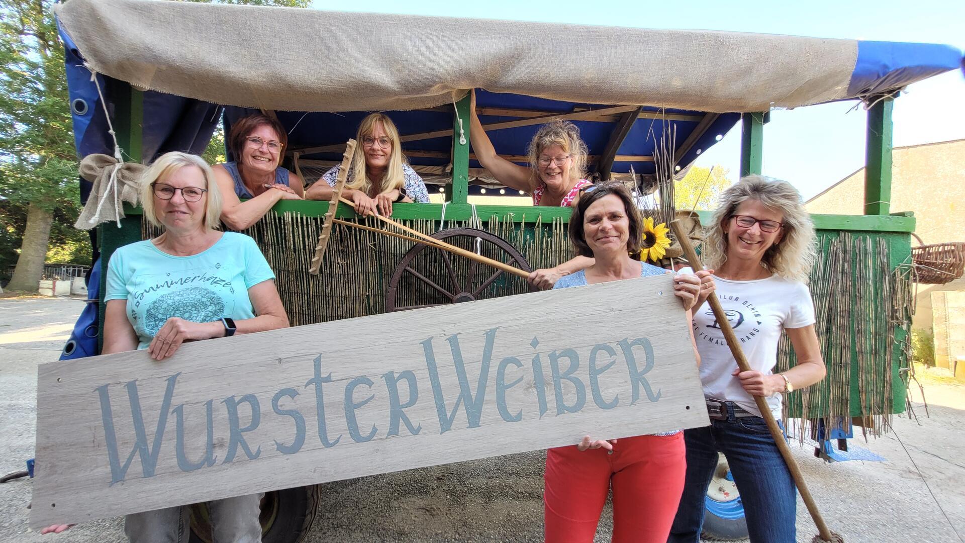 Stück für Stück schmücken die „Wurster Weiber“ ihren Wagen, mit dem sie am 11. August am historischen Umzug durch Mulsum teilnehmen werden. Ähren und Blumen sowie historische Werkzeuge sollen das rollende Kunstwerk bis zum Einsatz noch vervollständigen.