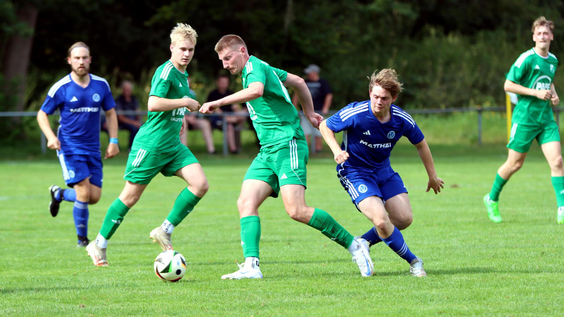 Stürmer Lucas Heins (am Ball) hatte in der 60. Minute das 2:0 freistehend auf dem Schlappen.