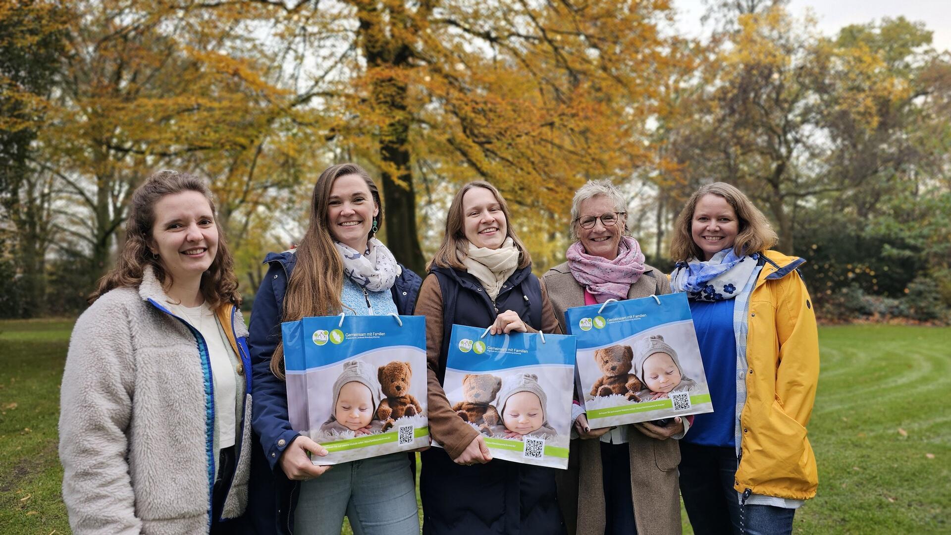 Svenja Keller vom Familienservicebüro Rotenburg (von links) und die Familienbesucherinnen Kathleen Lenz, Indra Stelling, Sylvia Abel und Jennifer Wiese (Familienservicebüro Bremervörde) freuen sich auf neue Kolleginnen. 