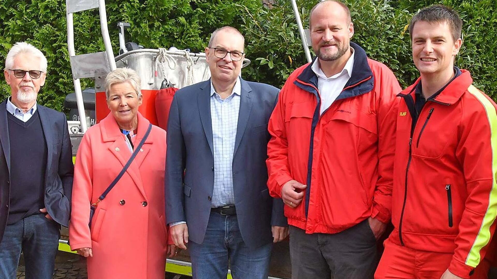 Swante Oehmsen, Vorsitzender der DLRG Ortsgruppe Dorum (rechts) konnte (von links) Henry Kowalewski (stellvertretender Bürgermeister Wurster Nordseeküste), Hanna Bohne (Dorumer Ortsbürgermeisterin), Landrat Thorsten Krüger und Martin Vogt (stellvertretender Gemeindebürgermeister) zum Jubiläum begrüßen.