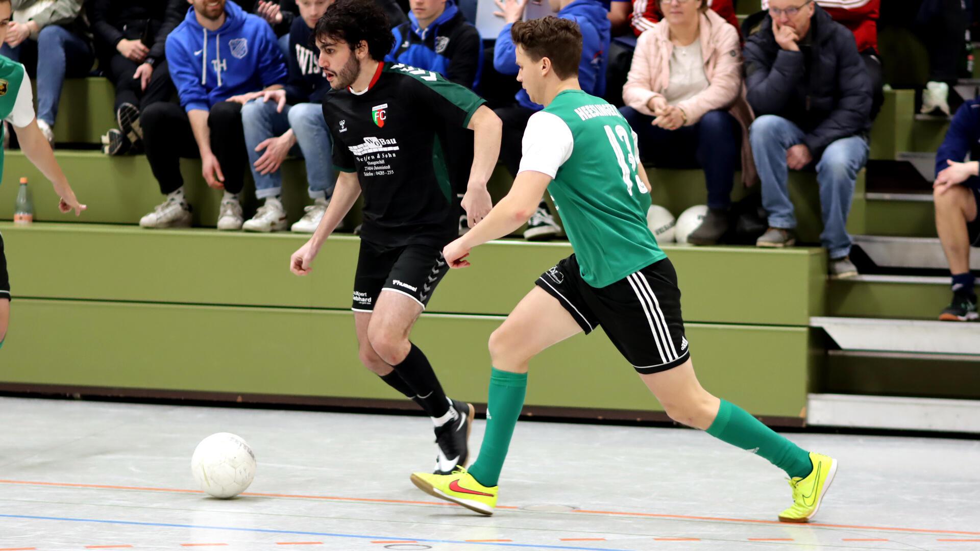 Szene aus dem Vorjahr: FC Ostereistedt-Youngster Mahdi Muhsen (li.) im Duell mit Heeslingens Routinier Enis Busch.