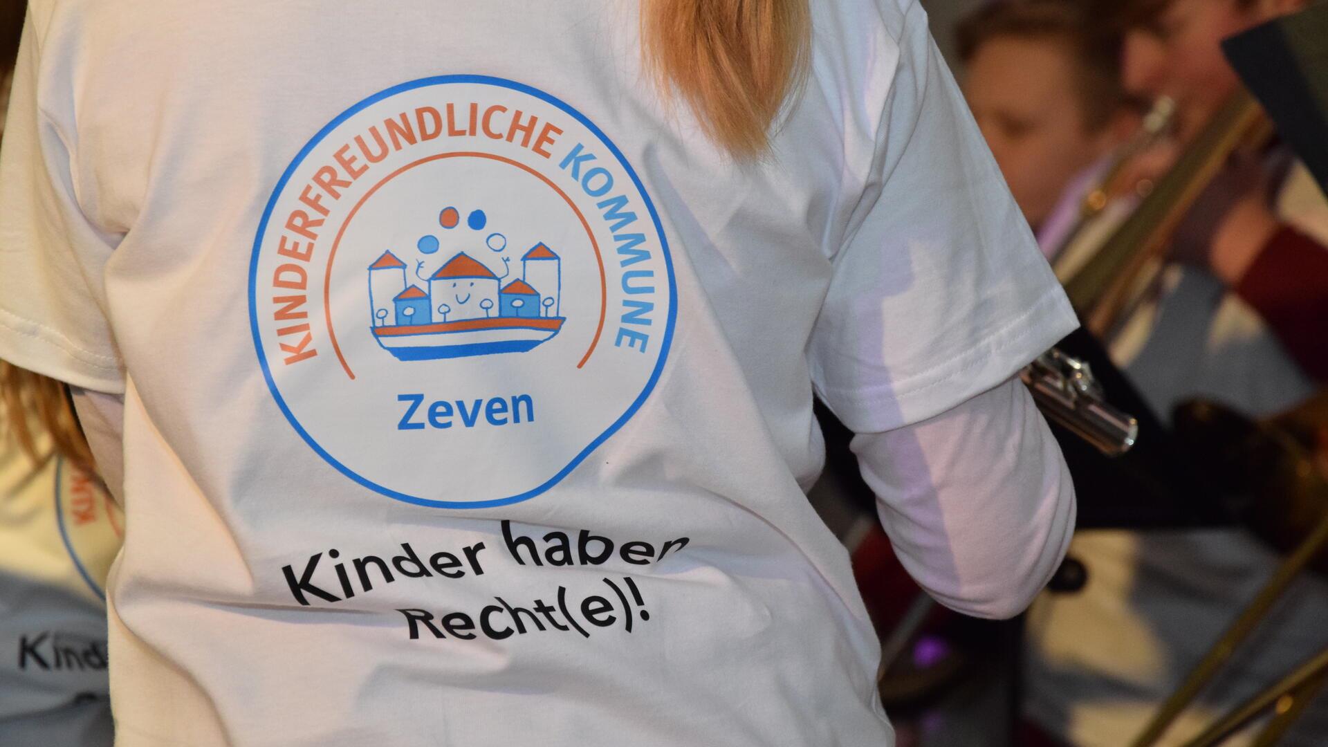 T-Shirts mit dem Siegel "Kinderfreundliche Kommune Zeven - Kinder haben Recht(e)!" sind in Zeven verbreitet.