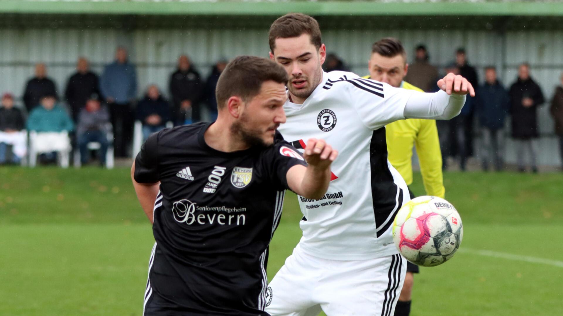 TSV-Ballverteiler Angelo Abel im Zweikampf mit Franjo Kohl.