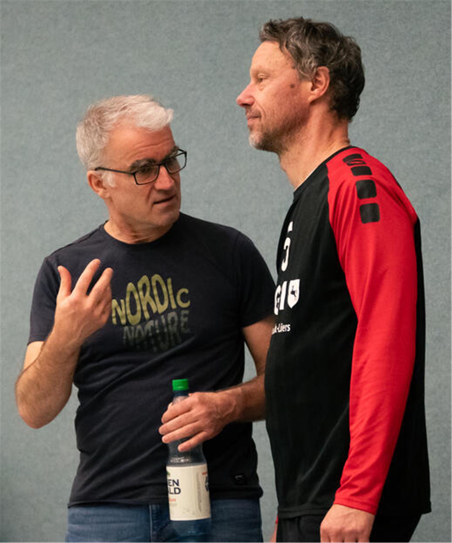 Taktische Anweisungen von Trainer Markus Maiwald für Libero Heiko Wulff. Nach dem Spiel in Lüneburg zollte der Wilstedter Trainer der Leistung des Tabellenführers großen Respekt.