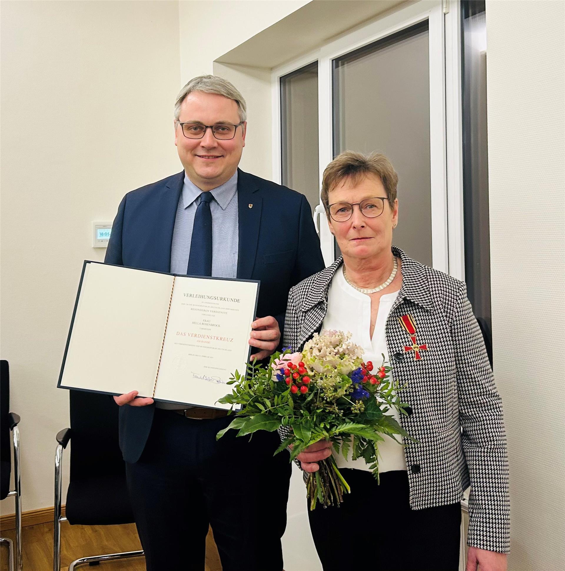 Tarmstedts Bürgermeisterin Hella Rosenbrock freut sich über das Bundesverdienstkreuz. Landrat Marco Prietz überreicht die Auszeichnung im Rathaus.