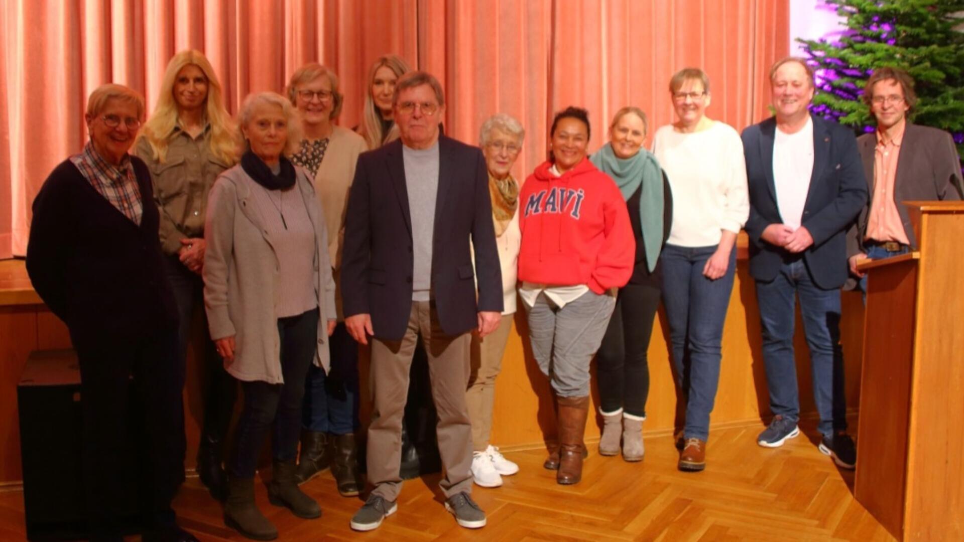 Team Vörder FilmTheater: Ulla Jankowski (von links nach rechts), Corinna Scheuch, Elke Laudahn-Berger, Helga Wirthwein, Claudia Leach, Erwin Bremer, Gerda Dobbeling, Tina Picht, Christina Tittje, Christina Luettke, Hans Luettke, Stefan Weitz. Es fehlen: Almute Anglada-Lemkau, Claudia und Thomas Woltmann, Marie Wirthwein, Martina Klingner, Holger Engelmann, Karsten Thomsen, Manfred Bordiehn.