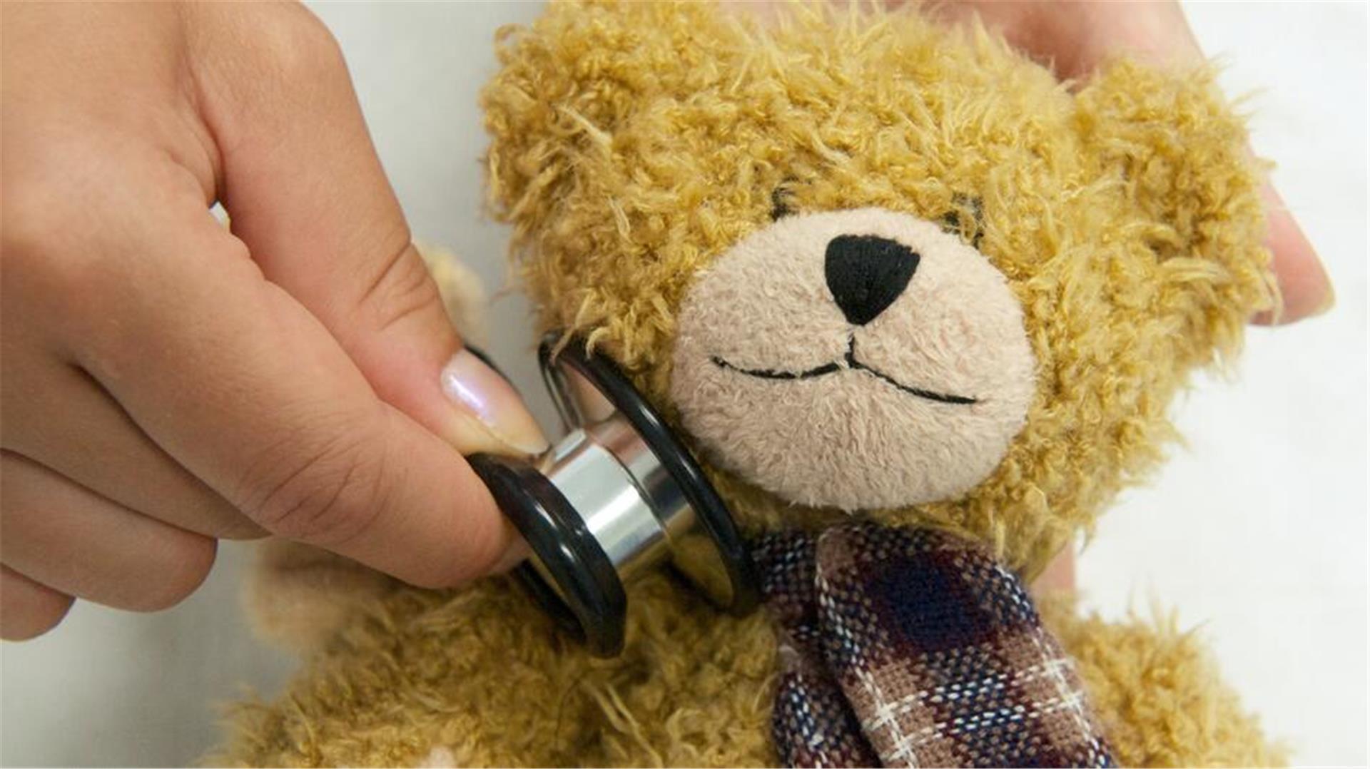 Teddy ist krank. Die „Teddyklinik“ will Kindern an ihren Stofftieren zeigen, dass Angst vor einem Arztbesuch unbegründet ist.