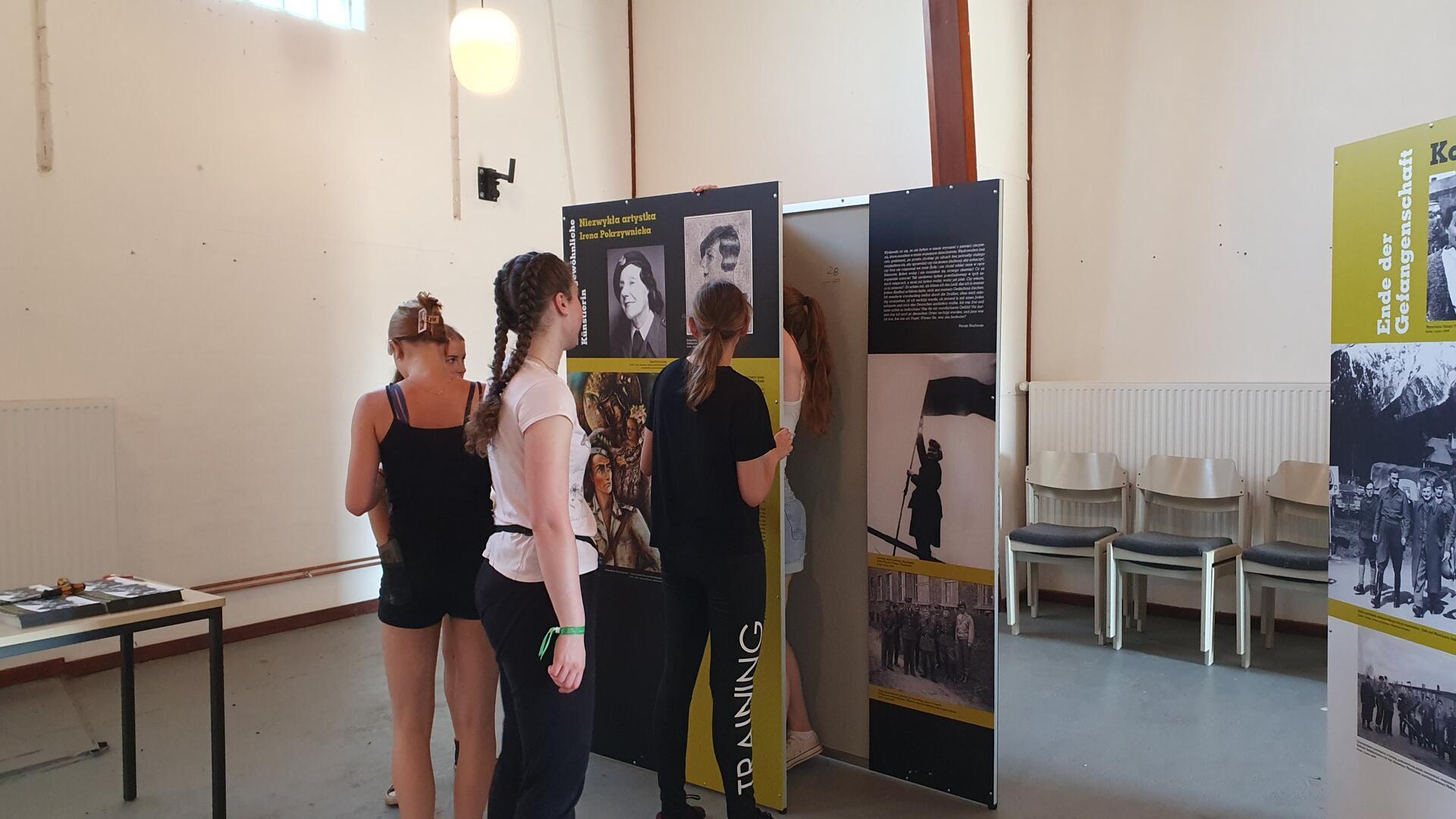 Teilnehmerinnen des "Work for peace"-Camps 2024 in der Gedenkstätte Lager Sandbostel beim Aufbau der Sonderausstellung "Das Ende und der Anfang. Warschauer Aufständische in deutscher Gefangenschaft".