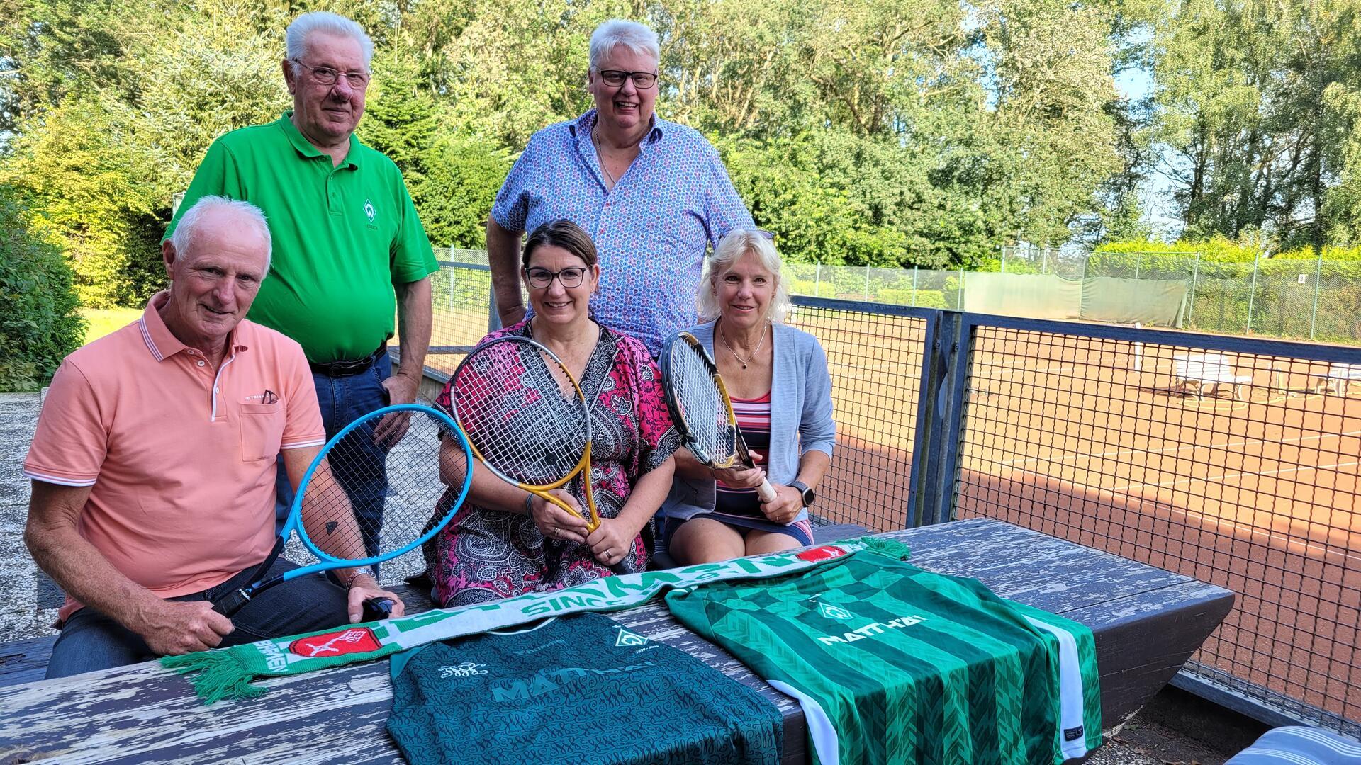 Tennis und Werder Bremen – das geht gut zusammen, finden (von links) Andreas Götting, Siegfried Meyer, Babett Allers, Ronald Wilksen und Sabine Breuer.