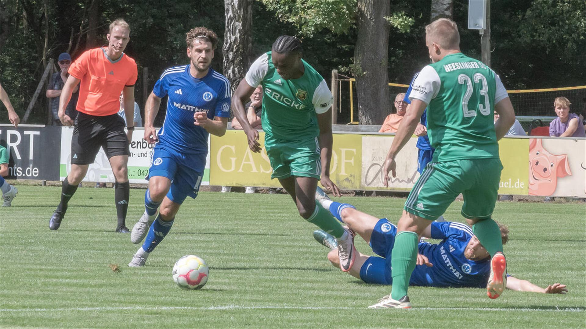 Terry Becker (Mitte) erzielte einen der drei Treffer im Testspiel des Heeslinger SC gegen die U 19 von  A/O/B/H/Heeslingen.