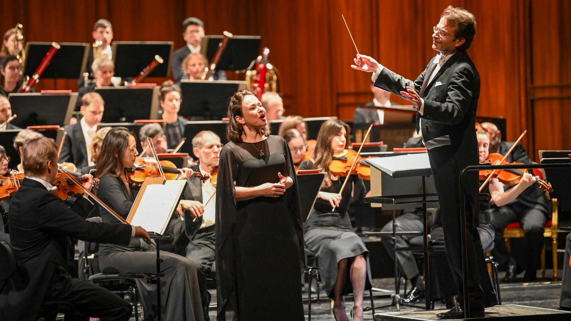 „Tief im Abendrot" lautete der Titel des 4. Sinfoniekonzerts des Philharmonischen Orchesters unter Leitung von  Chefdirigent Marc Niemann (rechts). Sopranistin Susanne Serfling bringt das erste von Richard Strauss´ „Vier letzten Liedern“, „Frühling", zum Klingen.