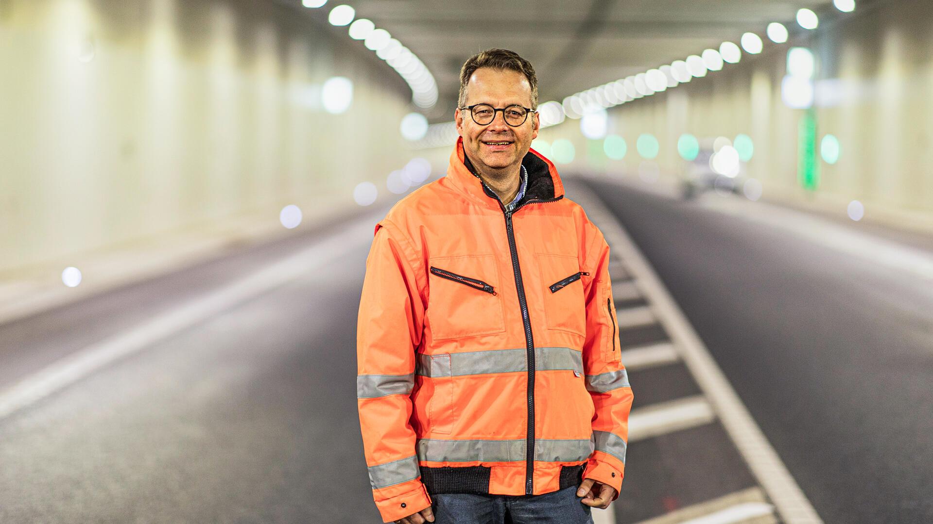 Tilman Reineke vom Amt für Straßen und Brückenbau Bremerhaven, kennt erstaunliche Fakten über den Hafentunnel.