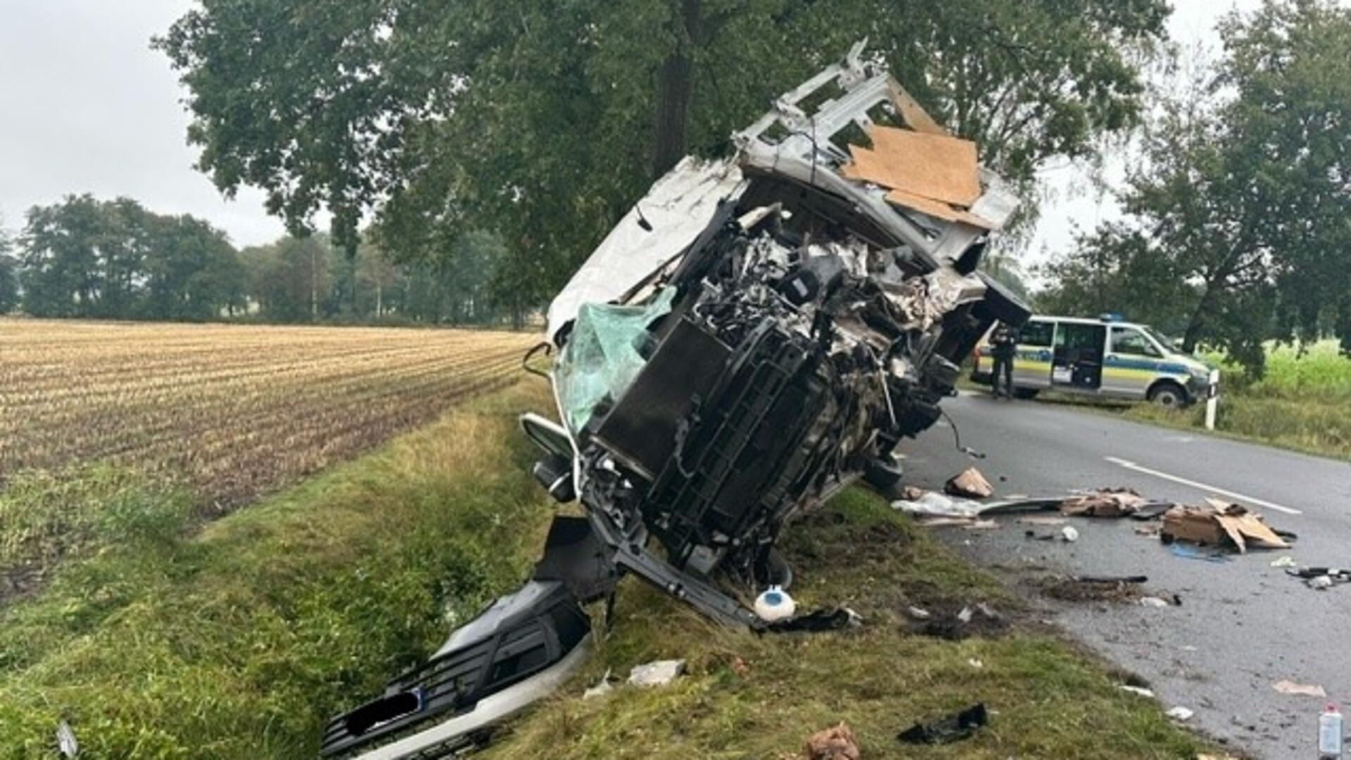 Tödliche Verletzungen hat der Fahrer dieses Transporters bei einem Unfall in der Nähe von Wittorf erlitten. 