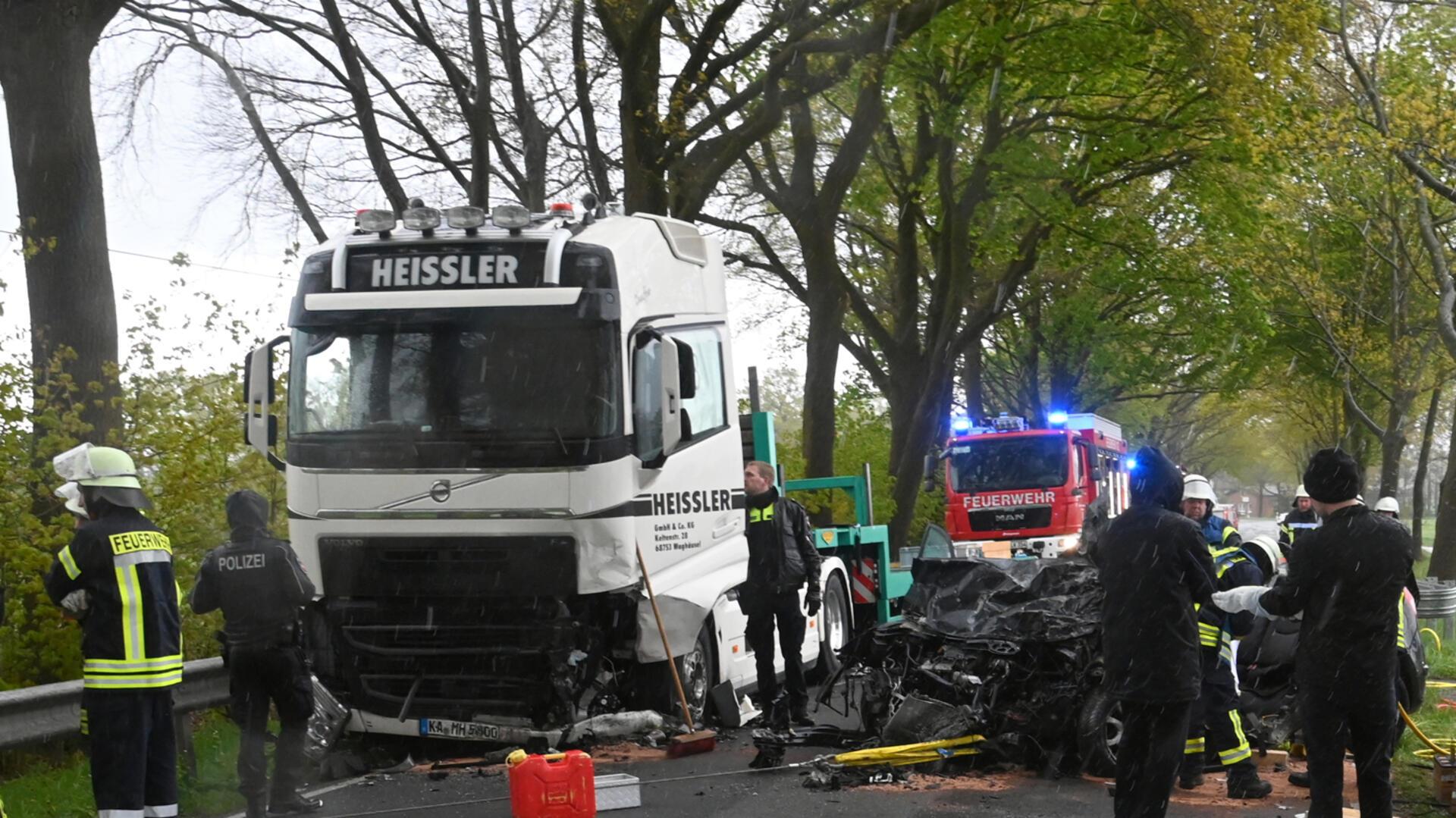 Tödlicher Unfall auf der Bundesstraße: Ein Autofahrerin aus dem Kreis Cuxhaven stieß am Donnerstag mit ihrem Pkw mit einem entgegenkommenden Lkw zusammen und starb in ihrem Fahrzeug.