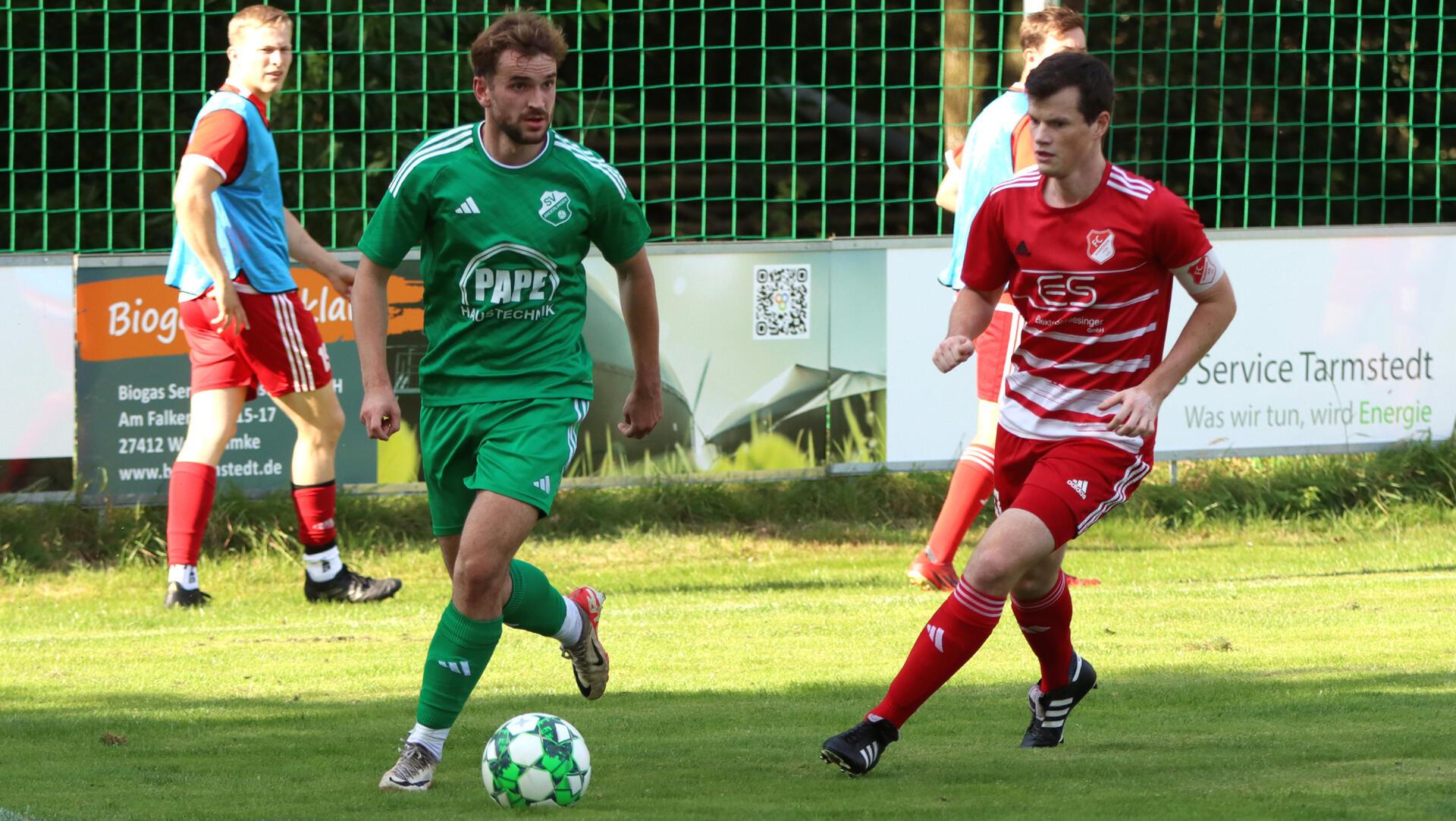 Torjäger Brian Müller (l.) traf in Ritterhude dreimal. Das war ihm erst kürzlich auch in Bremervörde gelungen.