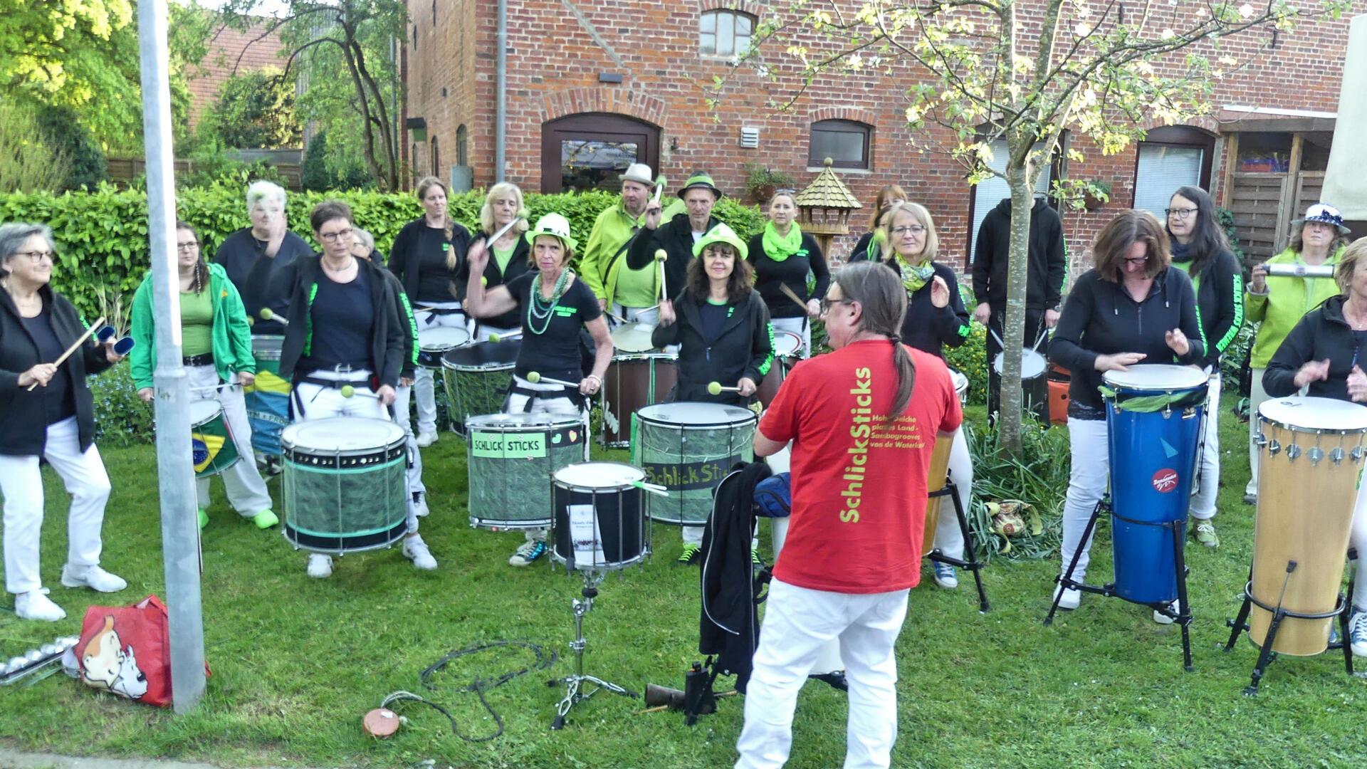 Traditionell eröffneten die Wremer „SchlickSticks“ musikalisch die Grille-Saison in Wremen.