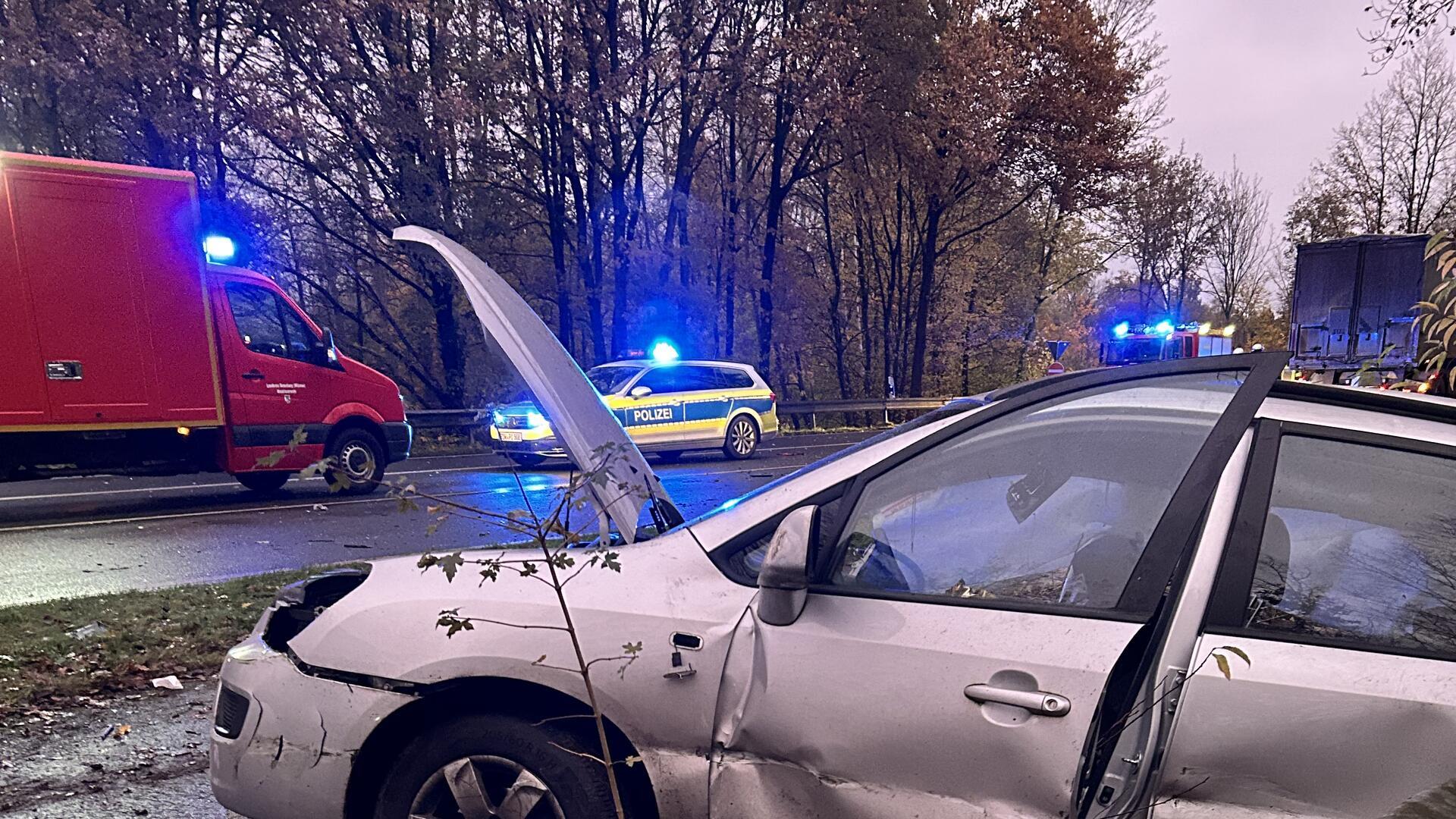 Tragischer Unfall bei Rotenburg: Ein 25-Jähriger geriet in den Gegenverkehr und starb nach der Kollision mit einem Lkw im Krankenhaus.