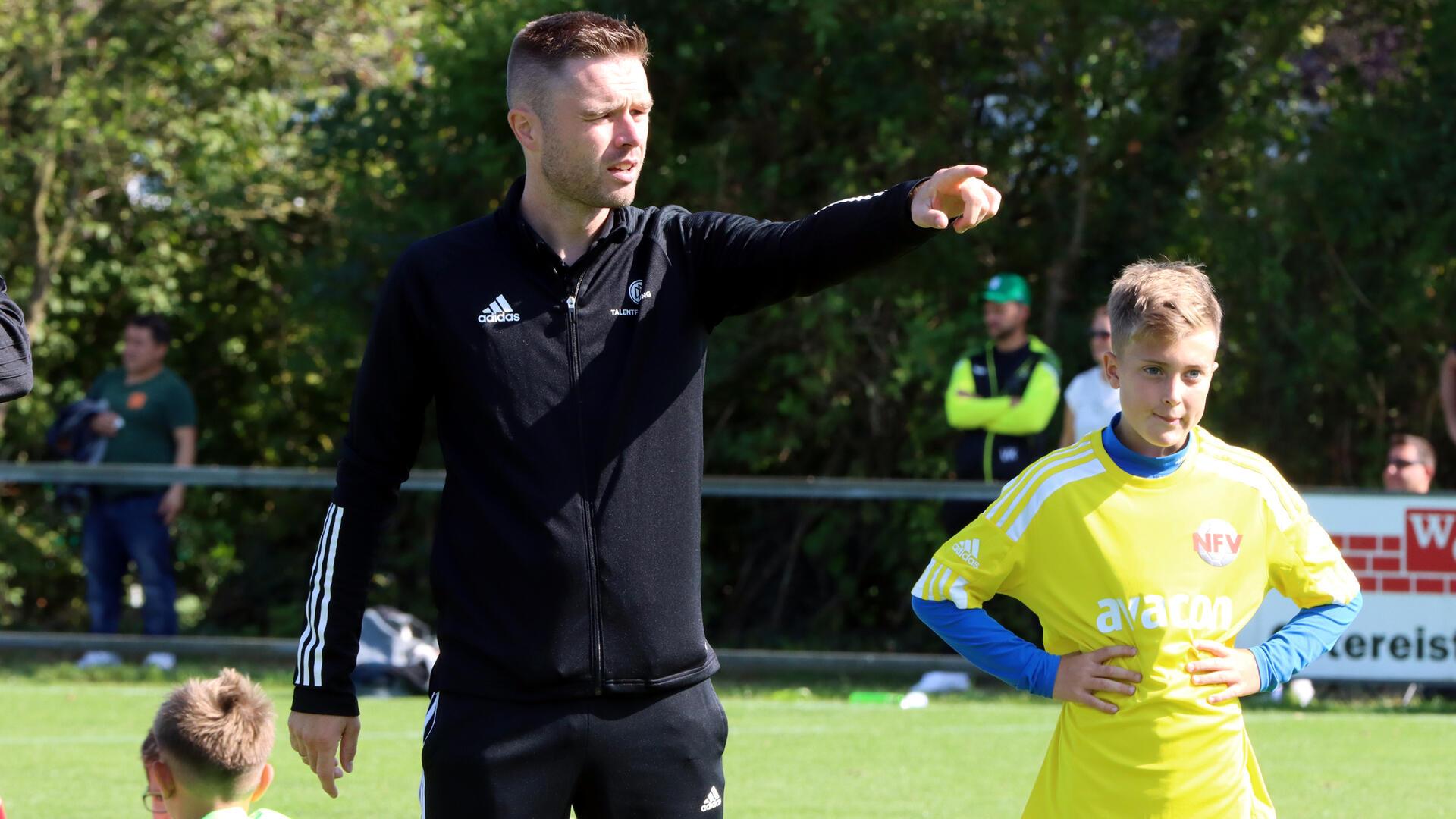 Trainer Christoph Meinke, hier bei der Einwechslung von Louis Kusche bei einem Vergleichsturnier, verlässt den DFB-Stützpunkt Ostereistedt.