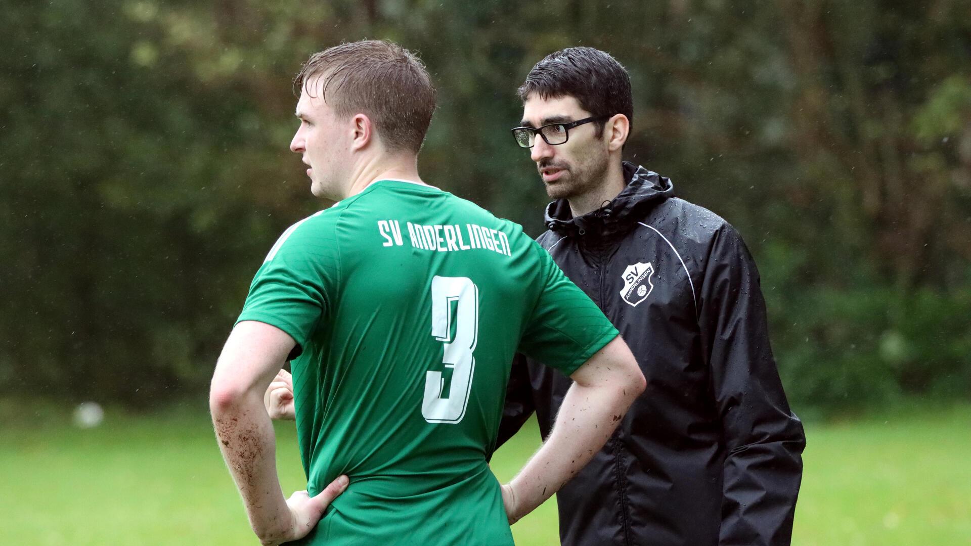 Trainer Marco Hendreich, hier im Austausch mit Alexander Mehrkens, wählt eher die moderate und leise Art des Coachings.