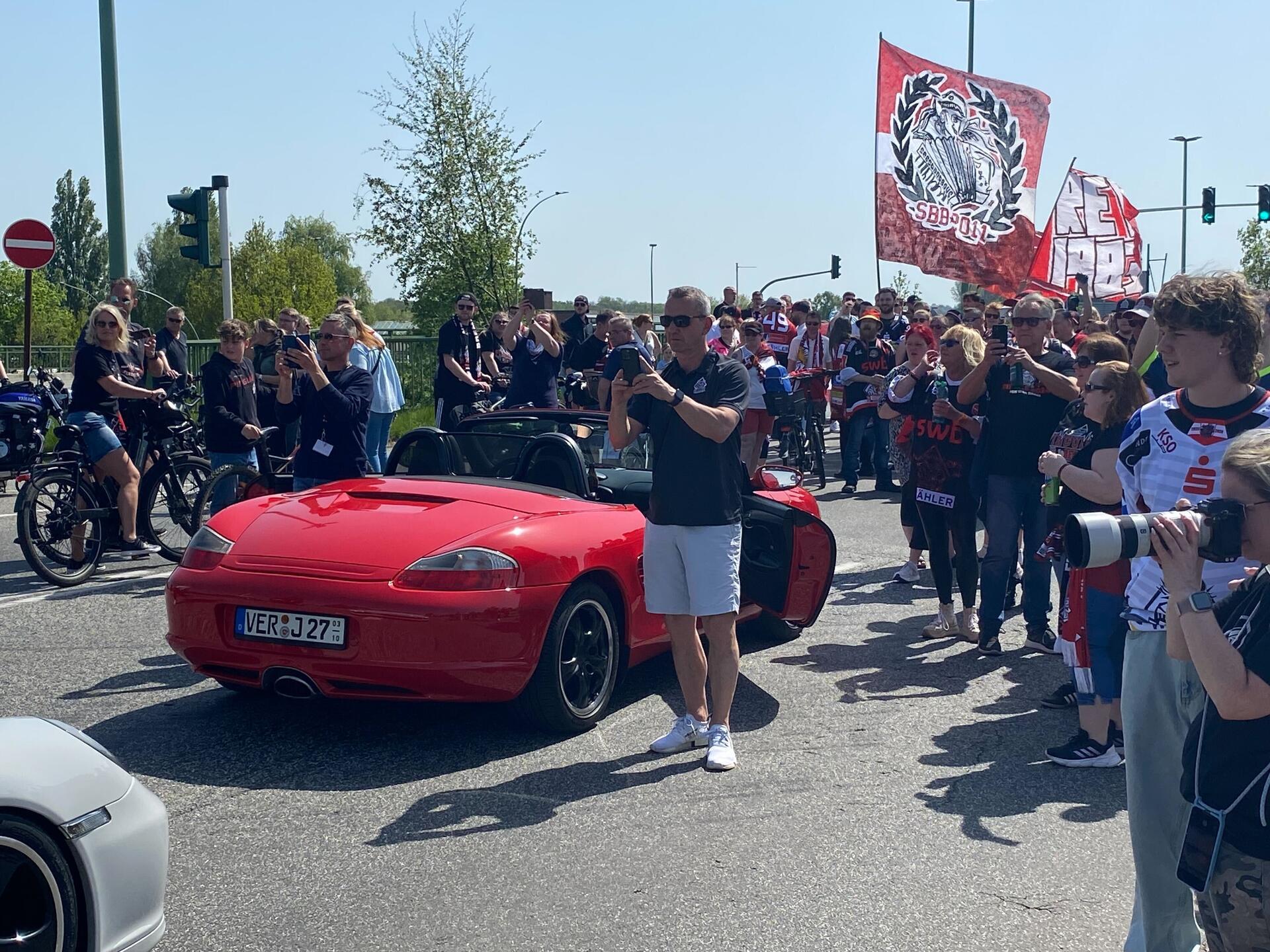 Trainer Thomas Popiesch macht ein Erinnerungsfoto