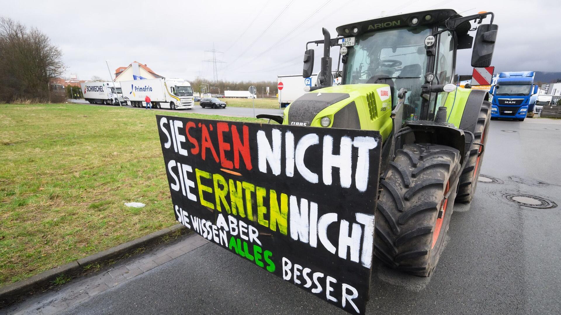 Traktoren blockieren eine Zufahrt zu einem Lager des Einzelhandelsunternehmens Edeka in der Nähe der Autobahn A2 im Landkreis Schaumburg.