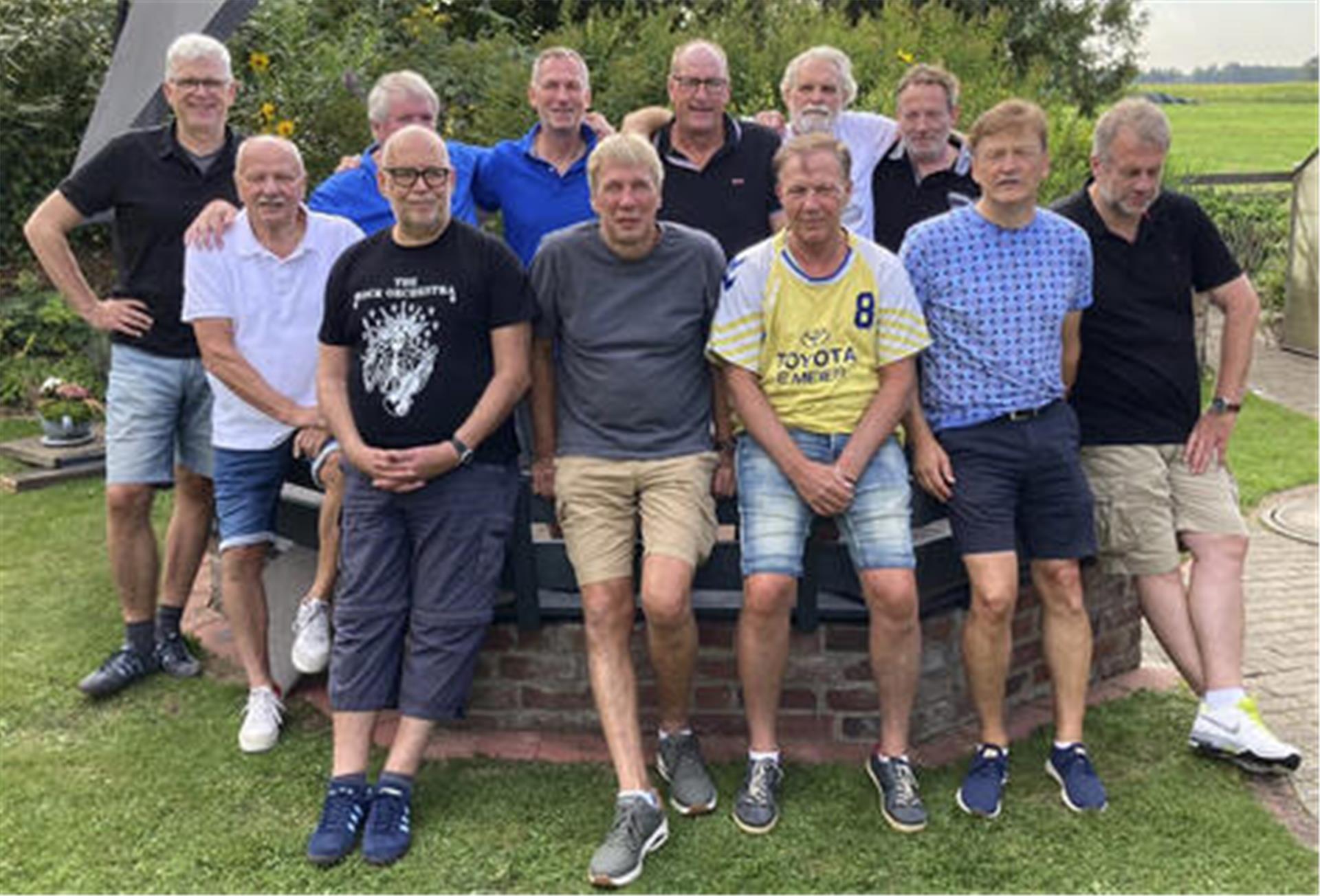 Treffen der „Ehemaligen“: (hinten, von links) Ralf Mertins, Ralf Radons, Stefan Pragmann, Andreas Butter, Volker Mertins, Bernd Thomann sowie (vorn, von links) Uwe Grieschow, Mario Beyer, Thomas Bösch, Frank Eymers, Oliver Bischof und Uwe Dannel.