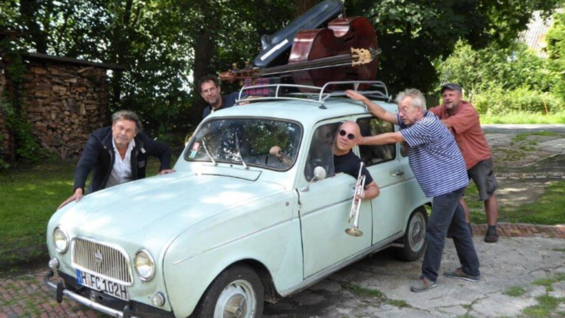 Trompete, Bass und Gitarre eingepackt: Die Band Mess Jazzengers gibt im Beet, dem früheren Zollinlandplatz, ein Konzert.