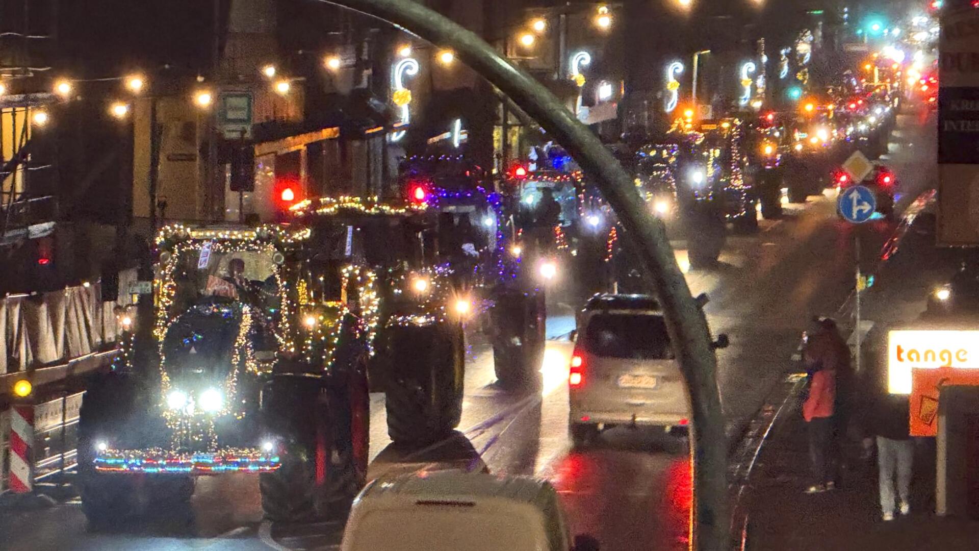 Trotz Regens aus der Kategorie Schmuddelwetter bestaunten am Samstagabend Menschenmassen die Rundfahrt der weihnachtlich beleuchteten Trecker.