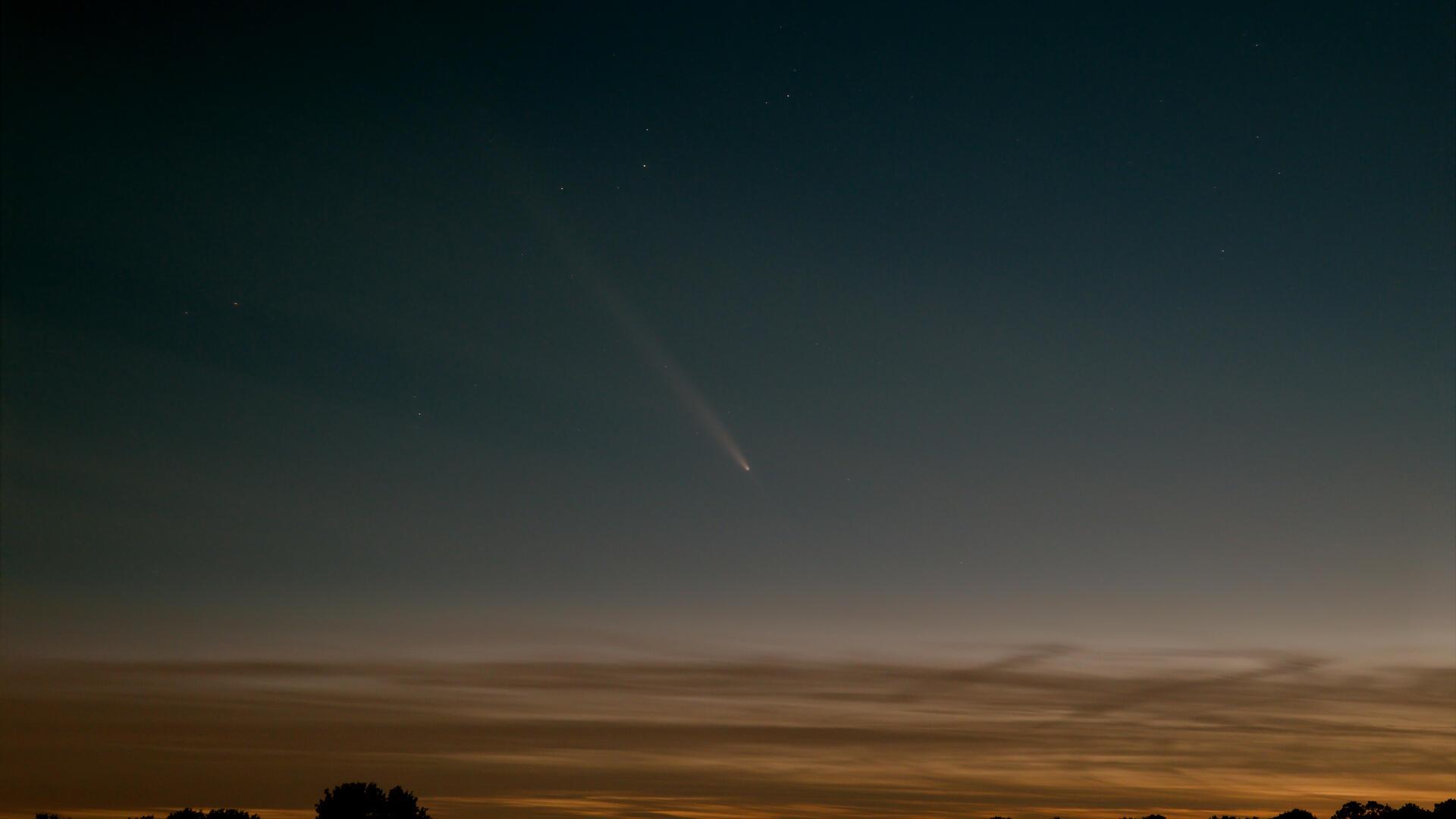 Trotz dichter werdender Wolken konnten Martina und Michael Schröder den Kometen C/2023 Tsuchinshan-ATLAS auf dem Ackerberg in Oerel fotografieren.