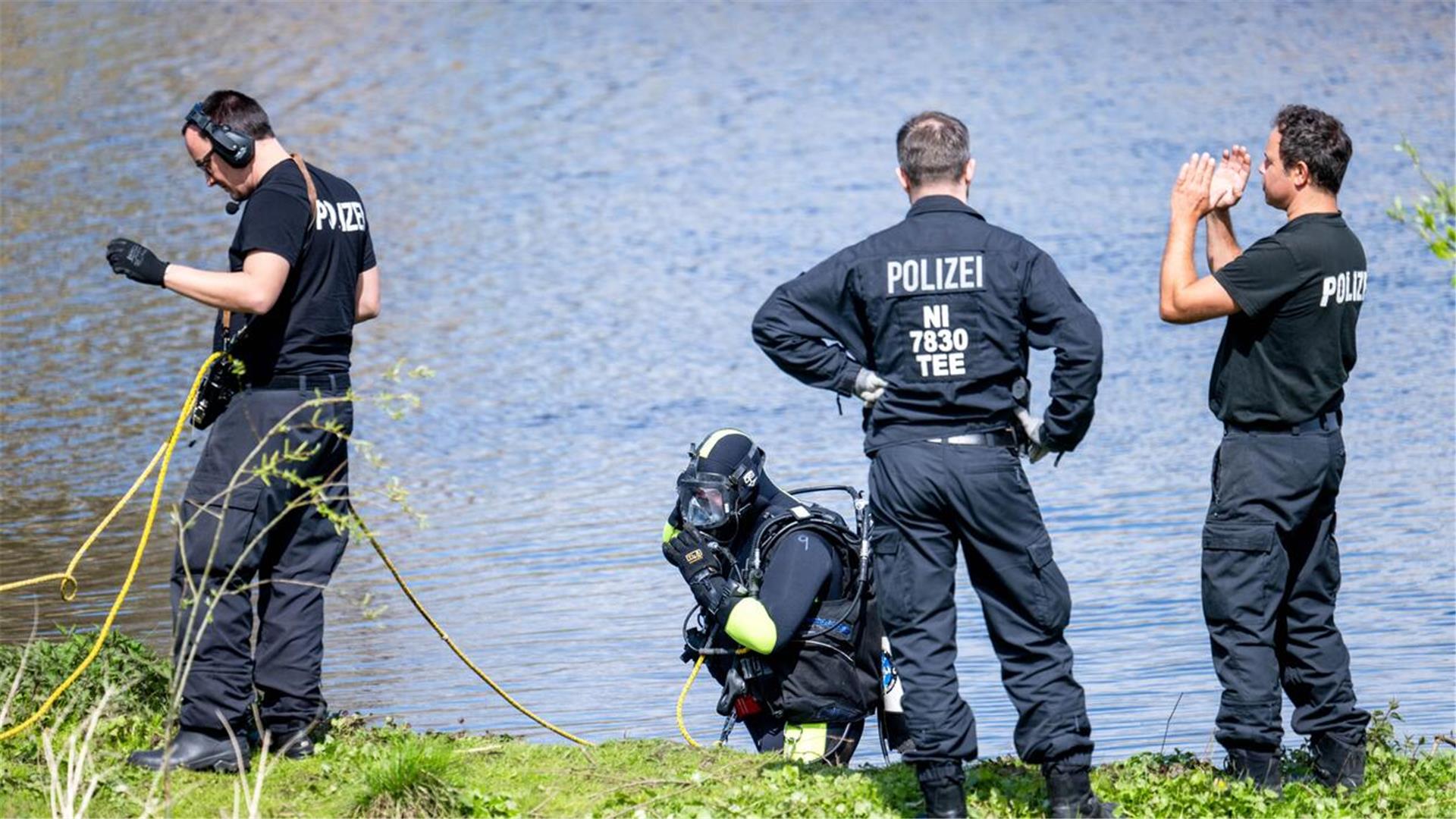 Vier Männer an einem Fluß